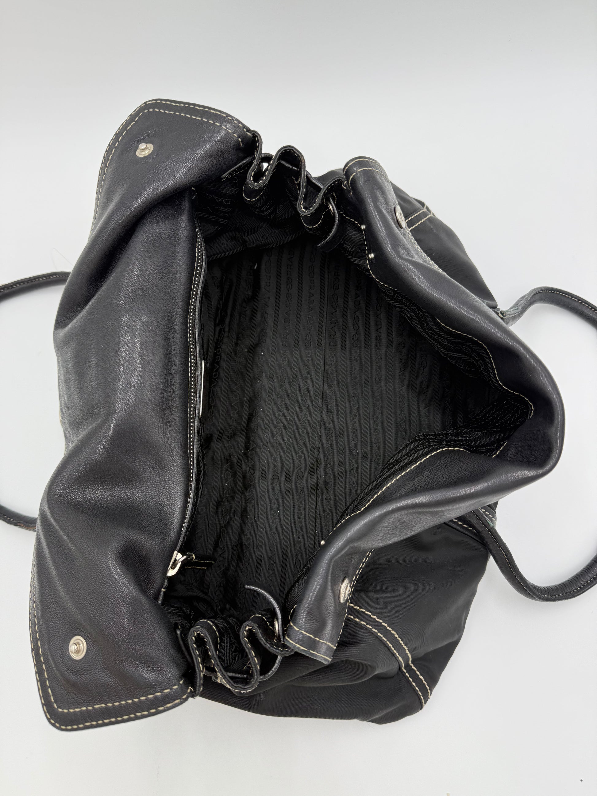 Prada Borsa a Spalla Vintage in Nylon e Pelle Nera - Pally Vintage Closet