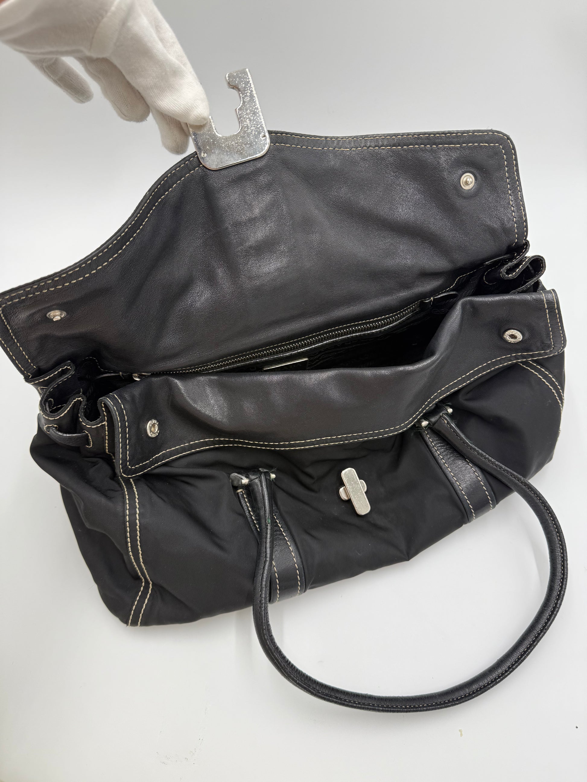 Prada Borsa a Spalla Vintage in Nylon e Pelle Nera - Pally Vintage Closet