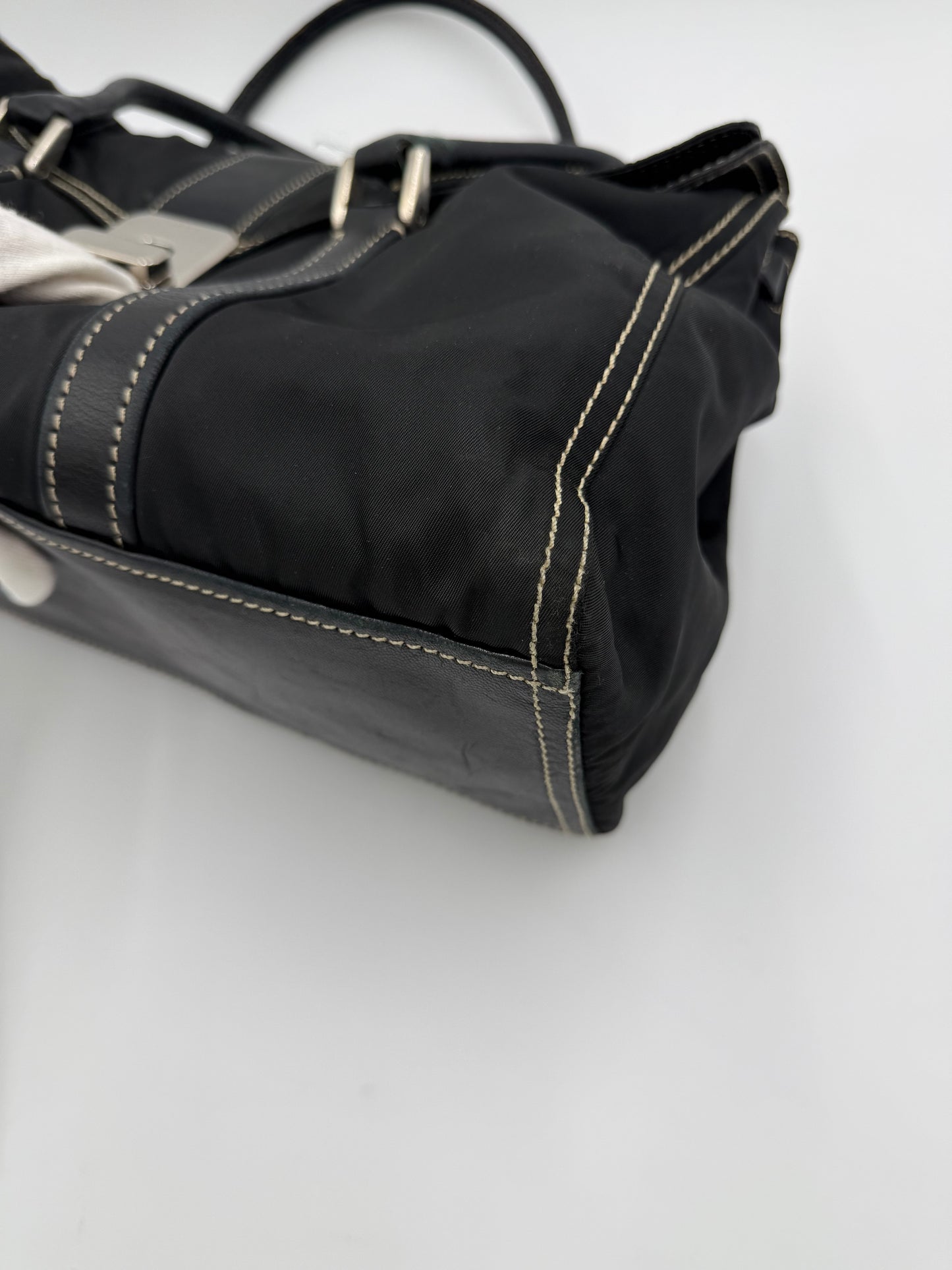 Prada Borsa a Spalla Vintage in Nylon e Pelle Nera - Pally Vintage Closet