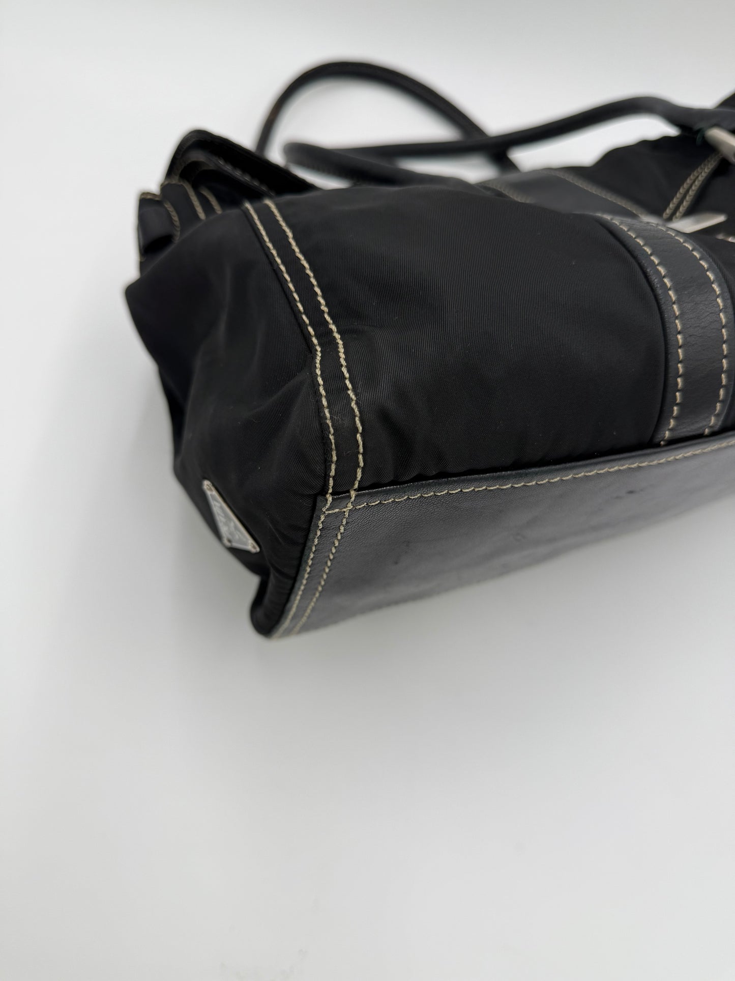 Prada Borsa a Spalla Vintage in Nylon e Pelle Nera - Pally Vintage Closet