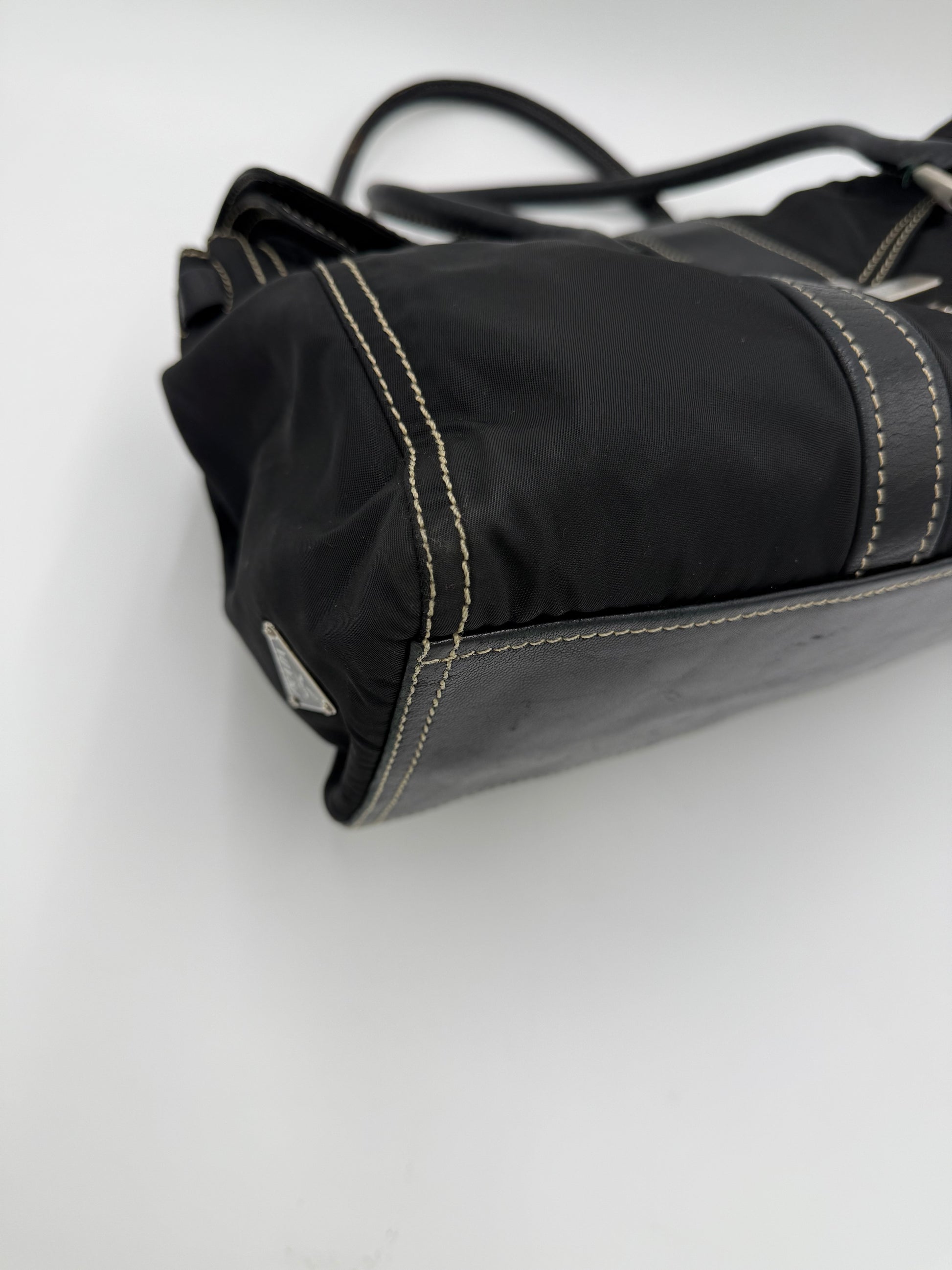 Prada Borsa a Spalla Vintage in Nylon e Pelle Nera - Pally Vintage Closet