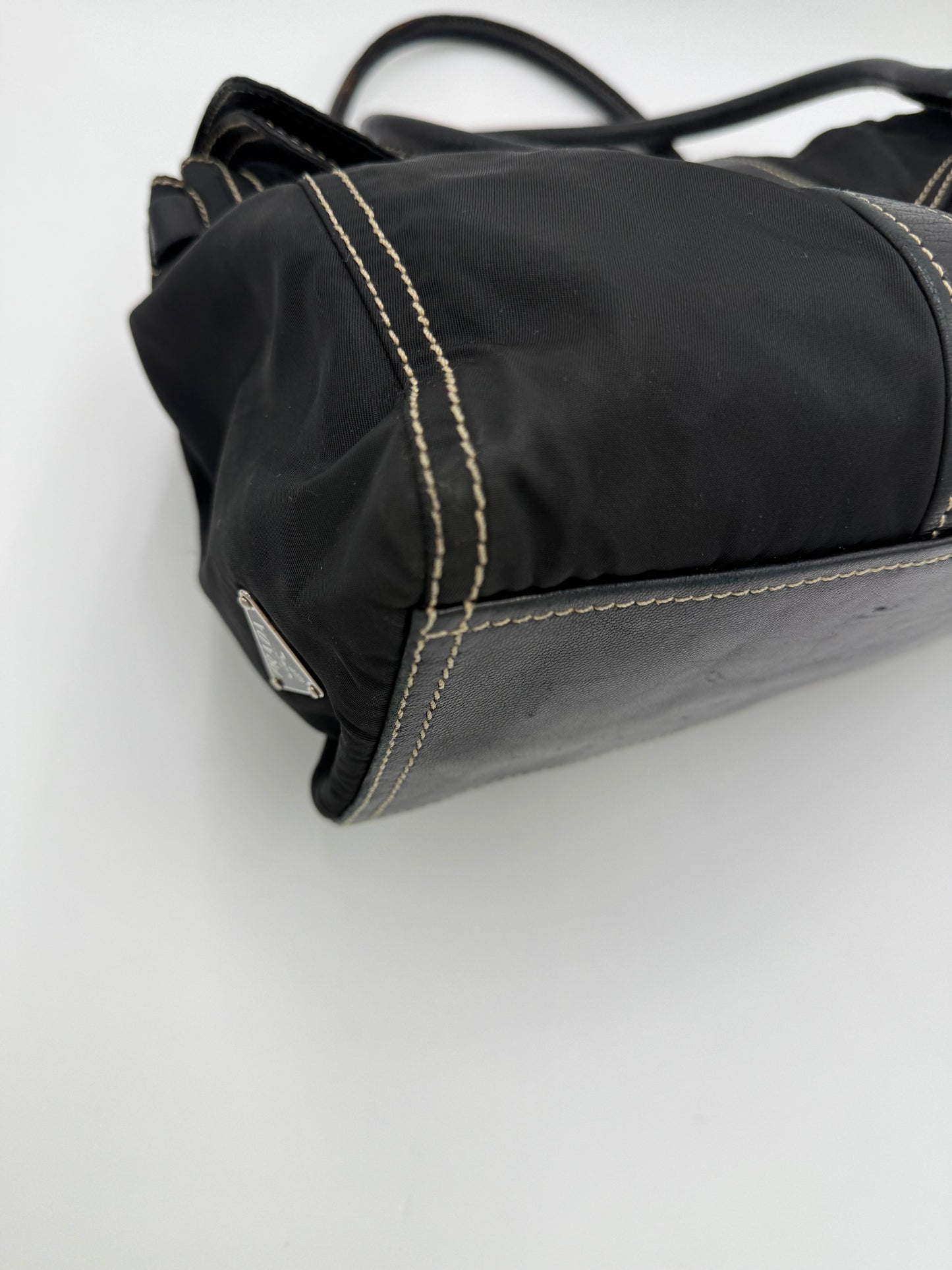 Prada Borsa a Spalla Vintage in Nylon e Pelle Nera - Pally Vintage Closet