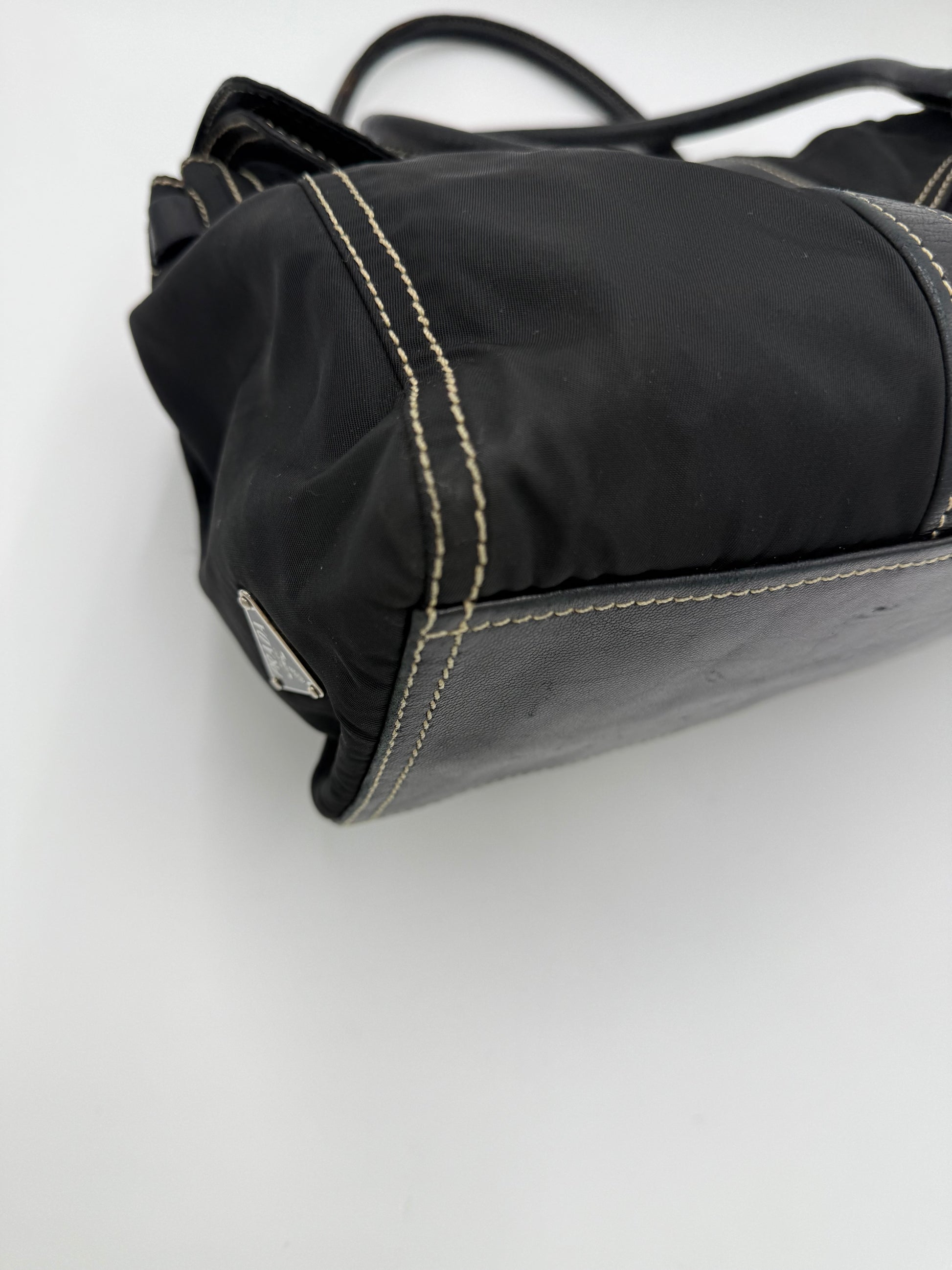 Prada Borsa a Spalla Vintage in Nylon e Pelle Nera - Pally Vintage Closet