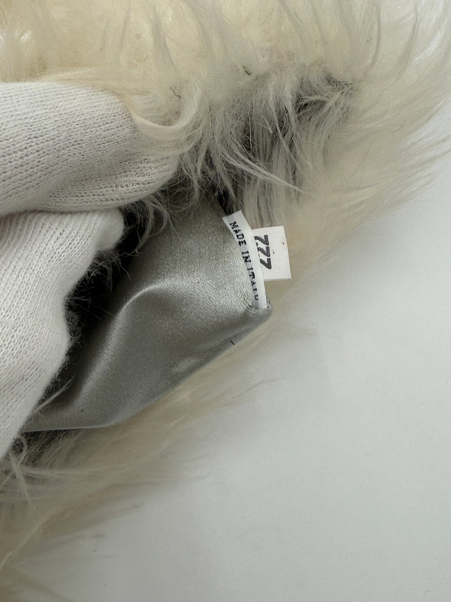 Prada-Clutch-Eco-Pelliccia-Edizione-Speciale-in-Bianco-e-Argento-70265927827780 - Pally Vintage Closet