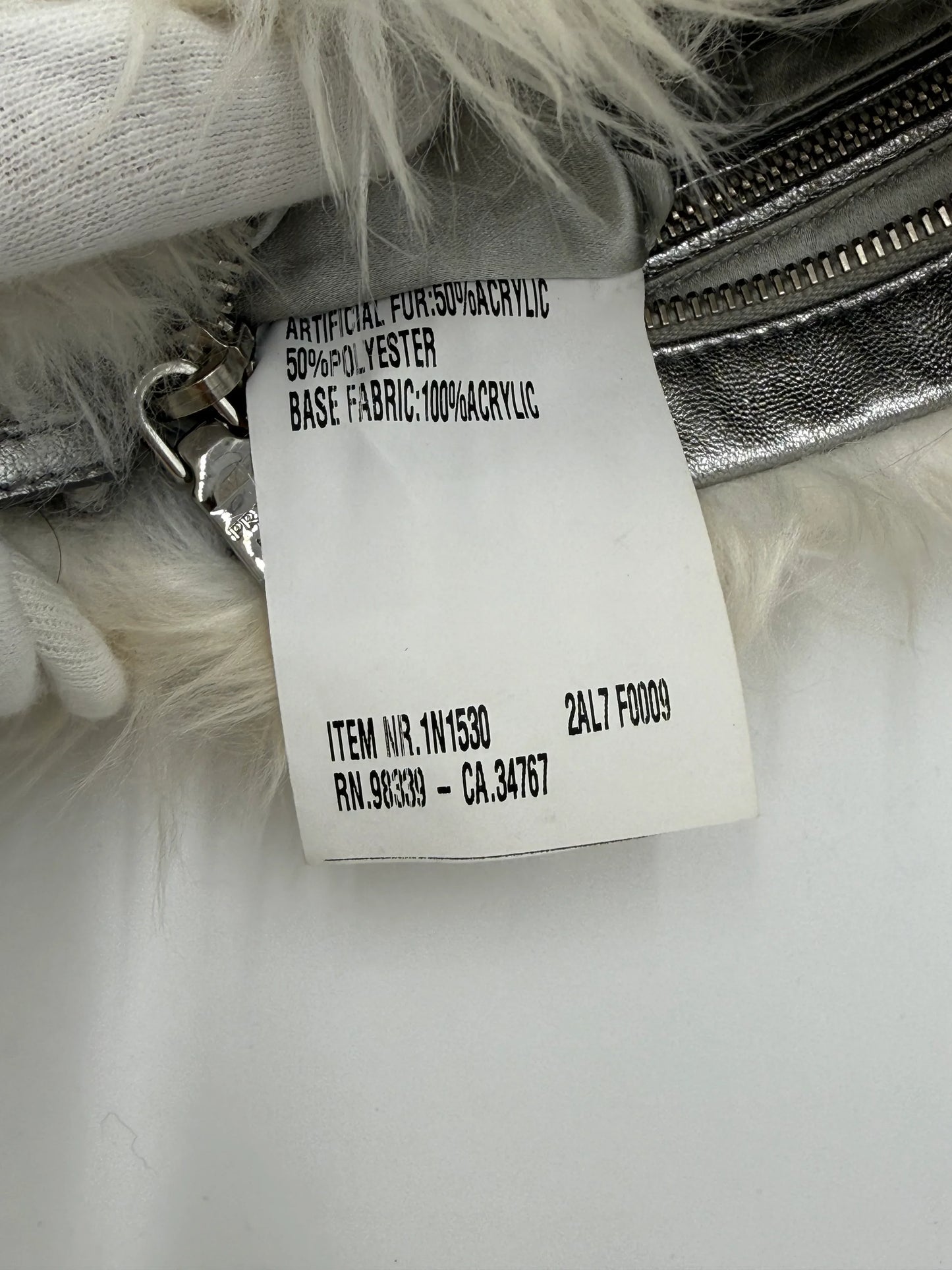 Prada-Clutch-Eco-Pelliccia-Edizione-Speciale-in-Bianco-e-Argento-70265927860548 - Pally Vintage Closet