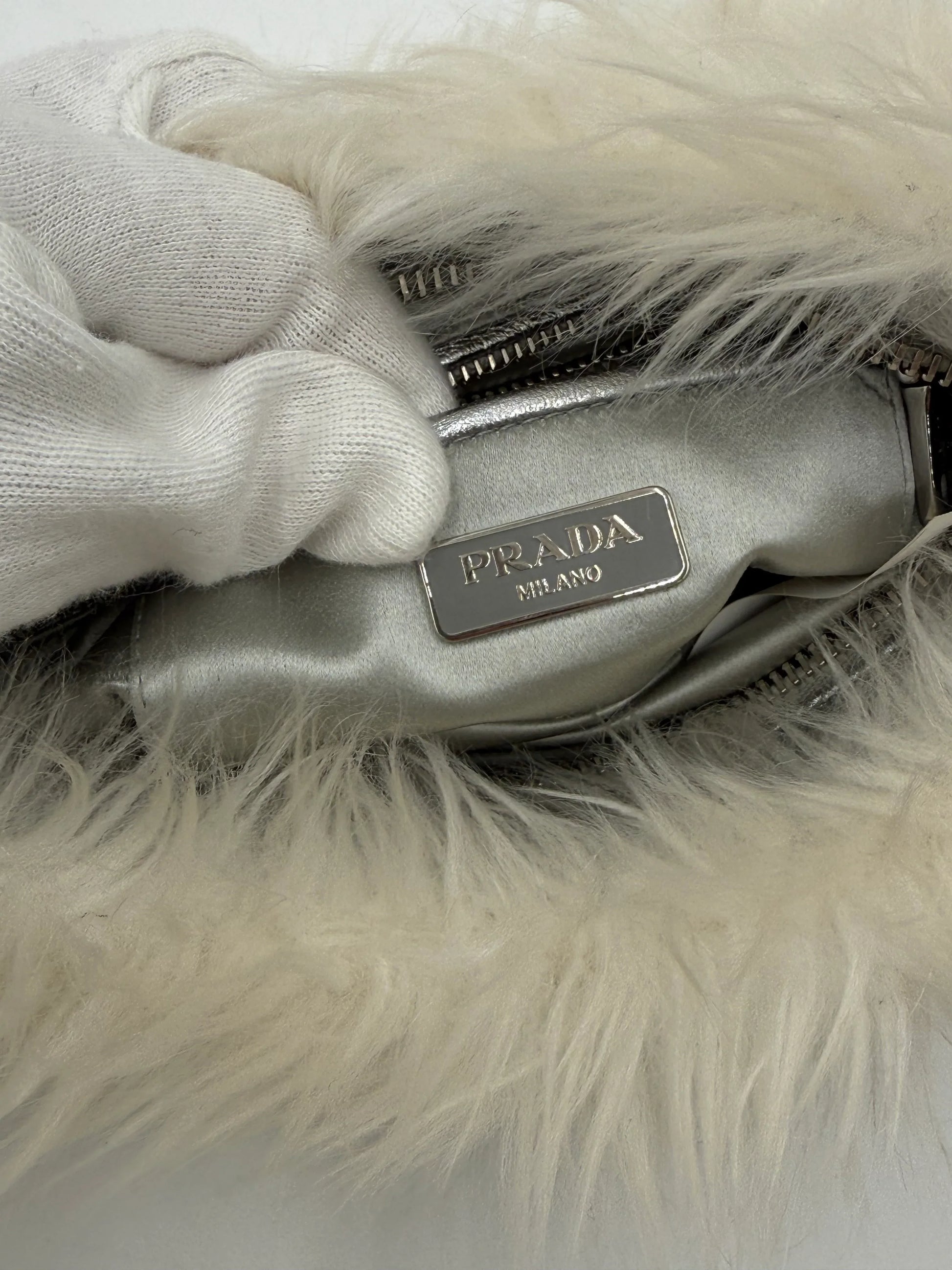 Prada-Clutch-Eco-Pelliccia-Edizione-Speciale-in-Bianco-e-Argento-70265927893316 - Pally Vintage Closet
