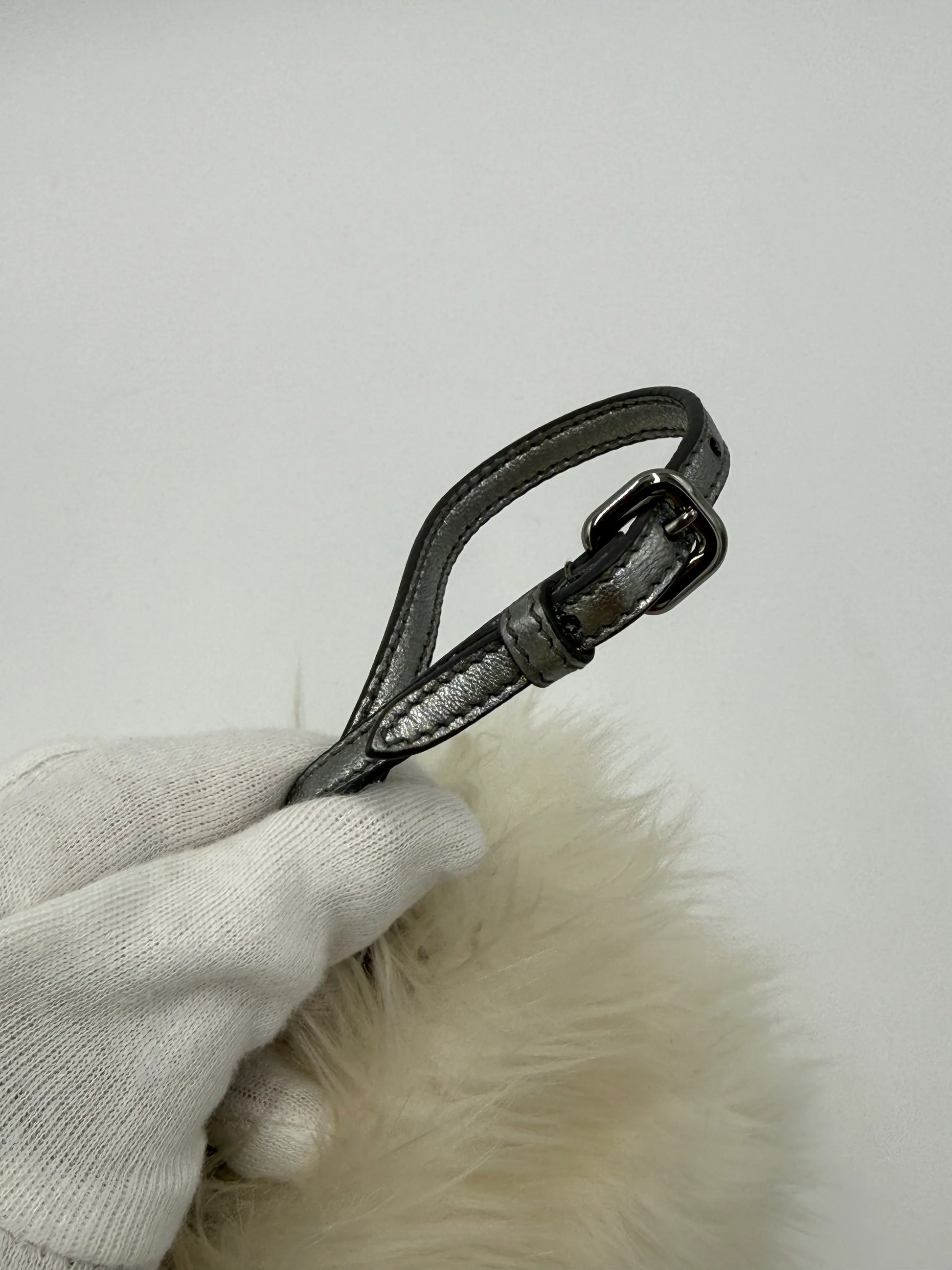 Prada-Clutch-Eco-Pelliccia-Edizione-Speciale-in-Bianco-e-Argento-70265927926084 - Pally Vintage Closet