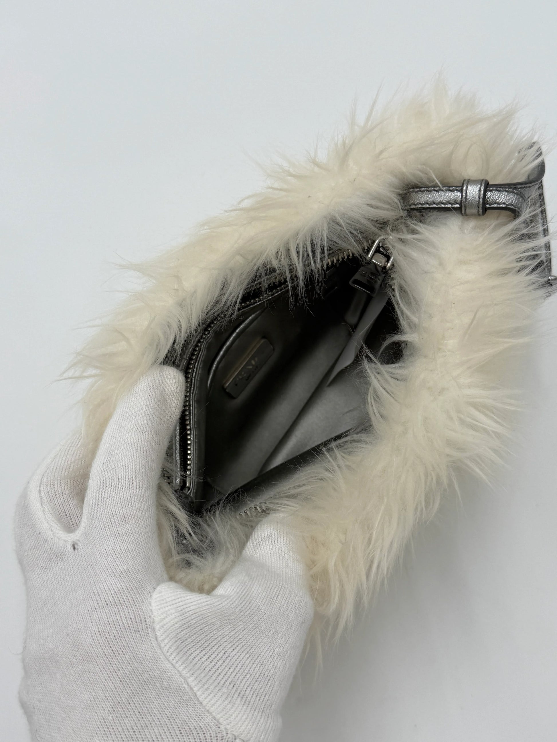 Prada-Clutch-Eco-Pelliccia-Edizione-Speciale-in-Bianco-e-Argento-70265927958852 - Pally Vintage Closet