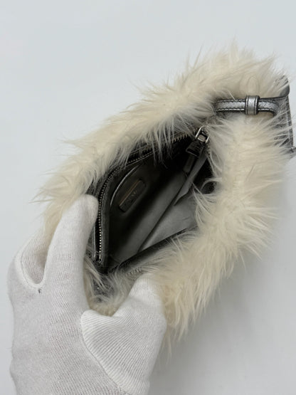 Prada-Clutch-Eco-Pelliccia-Edizione-Speciale-in-Bianco-e-Argento-70265927958852 - Pally Vintage Closet