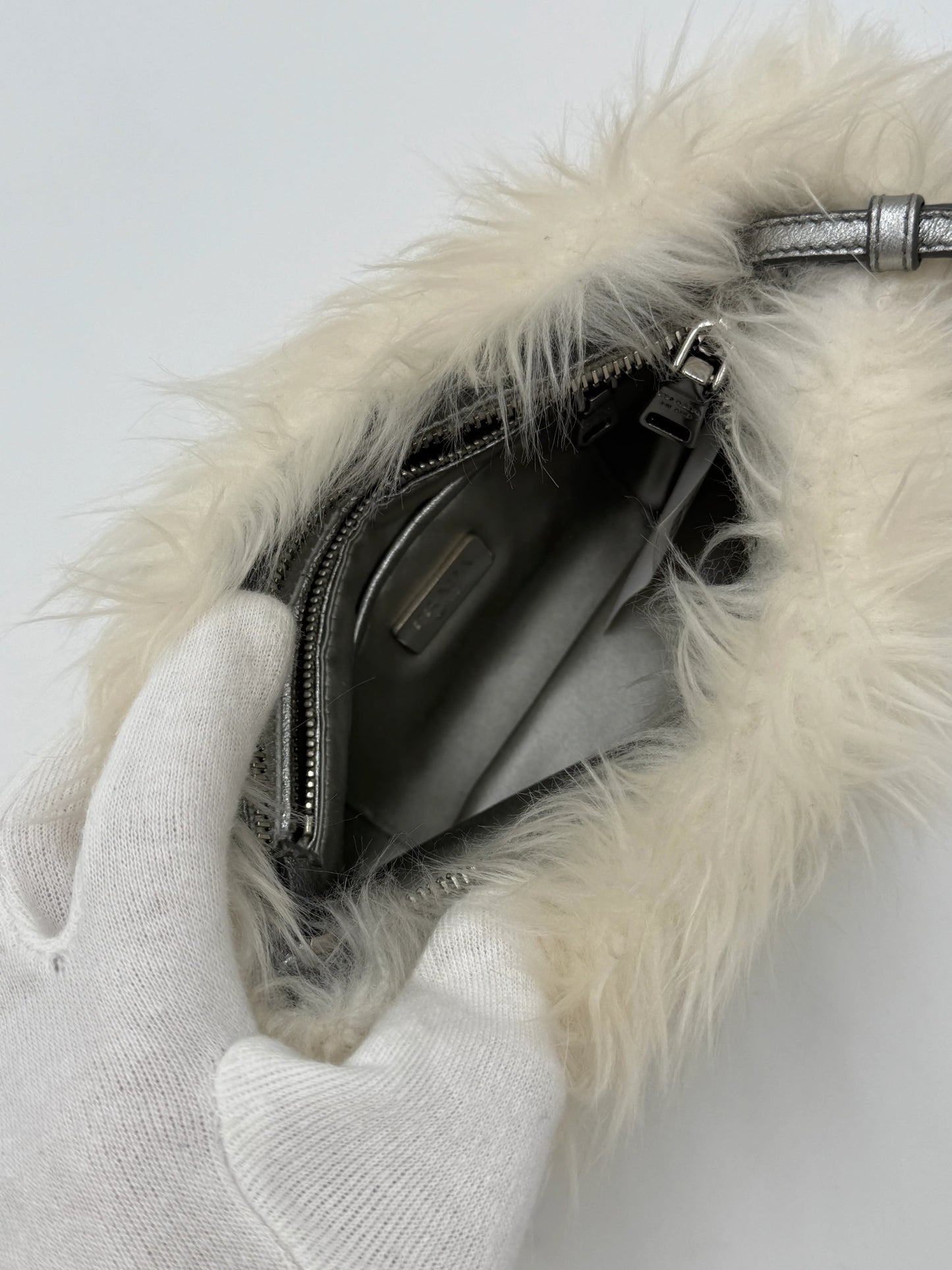 Prada-Clutch-Eco-Pelliccia-Edizione-Speciale-in-Bianco-e-Argento-70265927991620 - Pally Vintage Closet