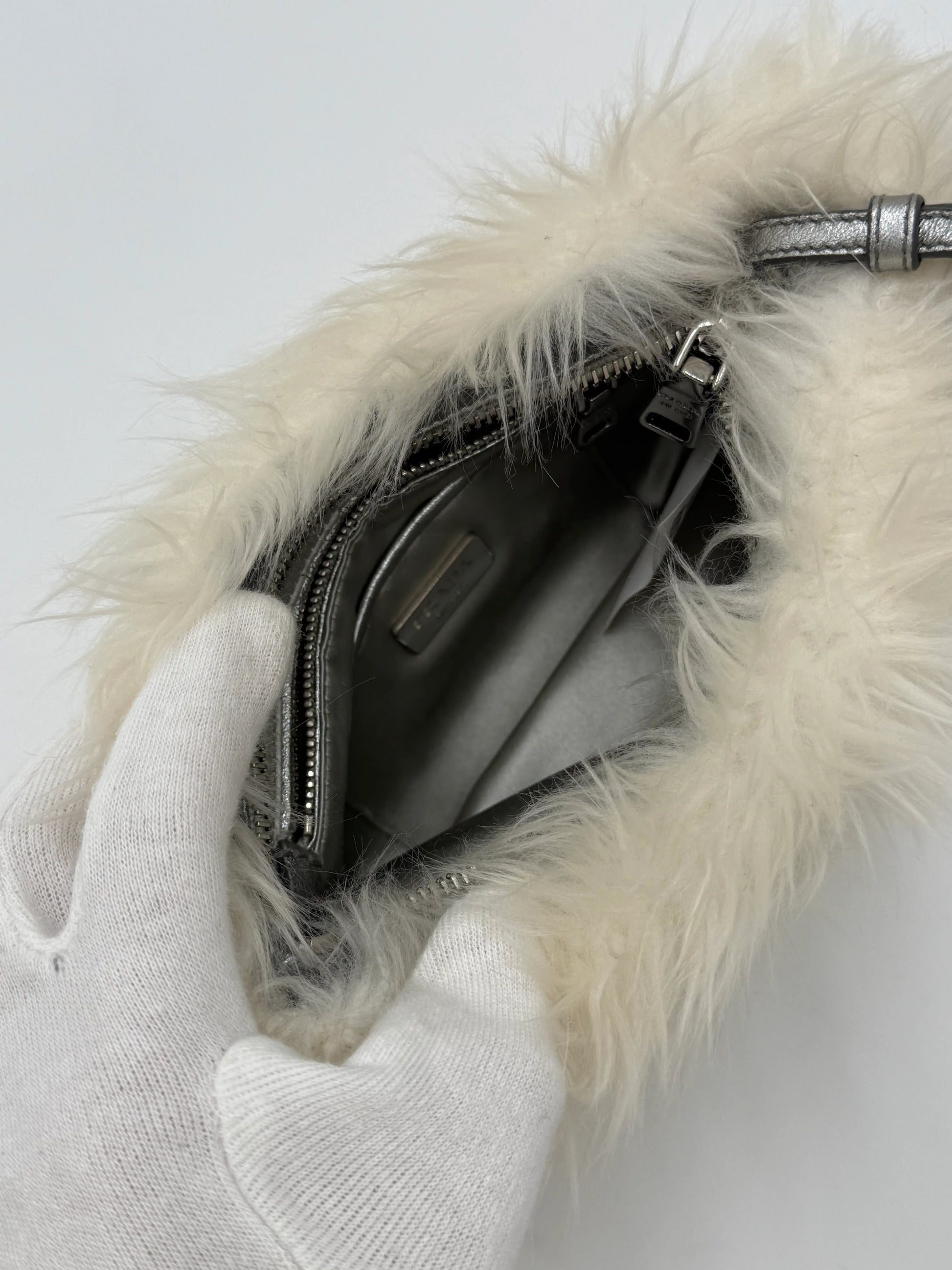 Prada-Clutch-Eco-Pelliccia-Edizione-Speciale-in-Bianco-e-Argento-70265927991620 - Pally Vintage Closet