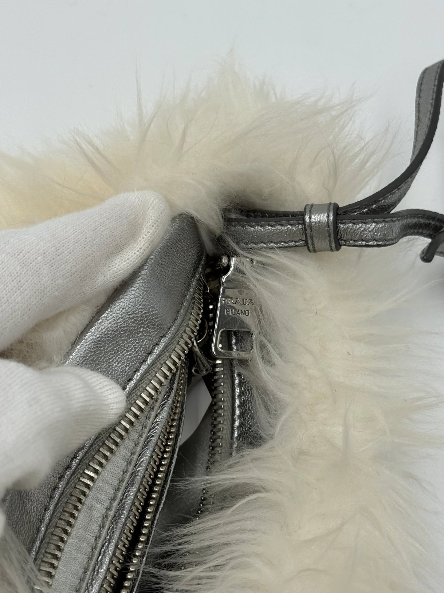 Prada-Clutch-Eco-Pelliccia-Edizione-Speciale-in-Bianco-e-Argento-70265928024388 - Pally Vintage Closet