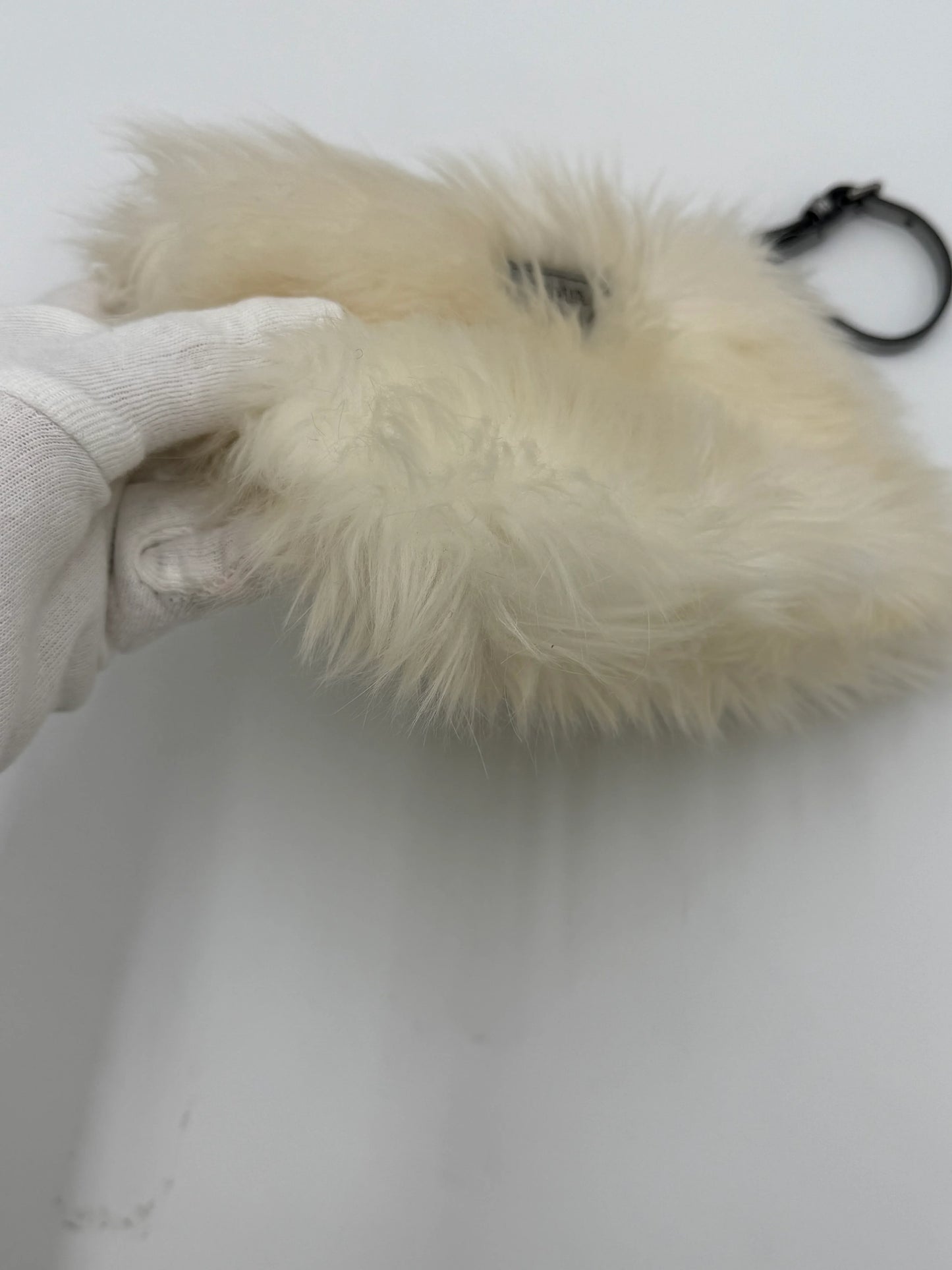 Prada-Clutch-Eco-Pelliccia-Edizione-Speciale-in-Bianco-e-Argento-70265928089924 - Pally Vintage Closet