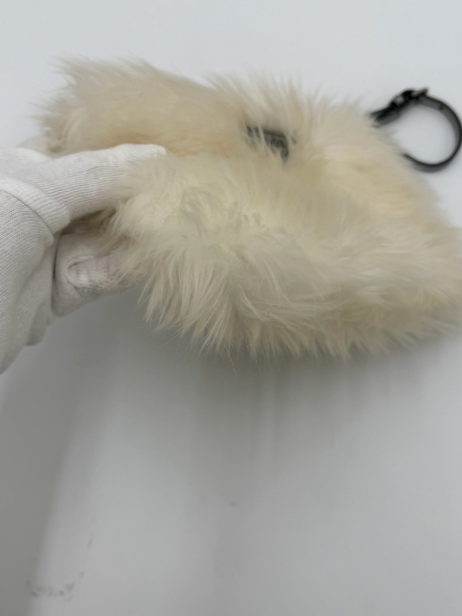 Prada-Clutch-Eco-Pelliccia-Edizione-Speciale-in-Bianco-e-Argento-70265928089924 - Pally Vintage Closet