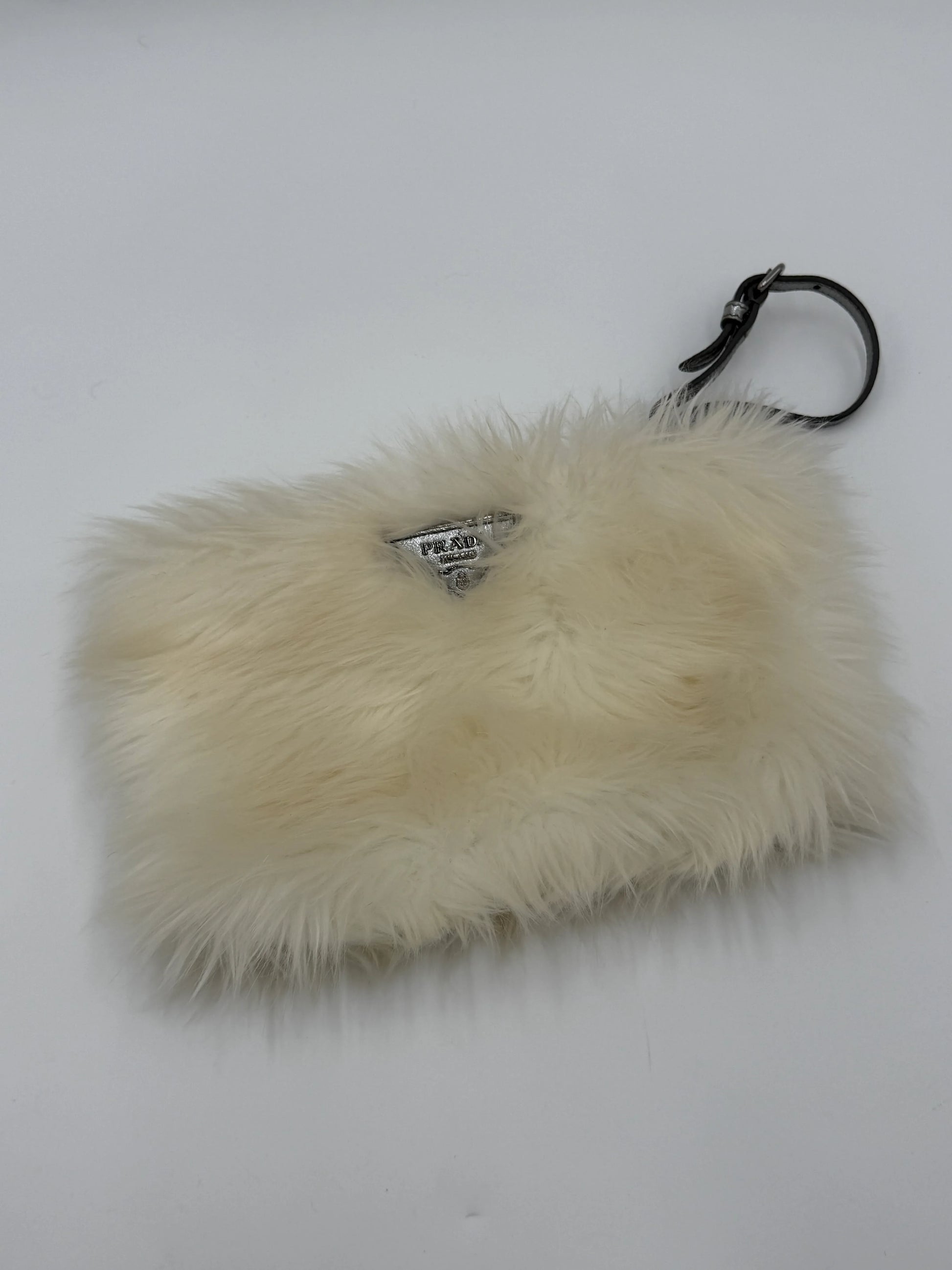 Prada-Clutch-Eco-Pelliccia-Edizione-Speciale-in-Bianco-e-Argento-70265928122692 - Pally Vintage Closet