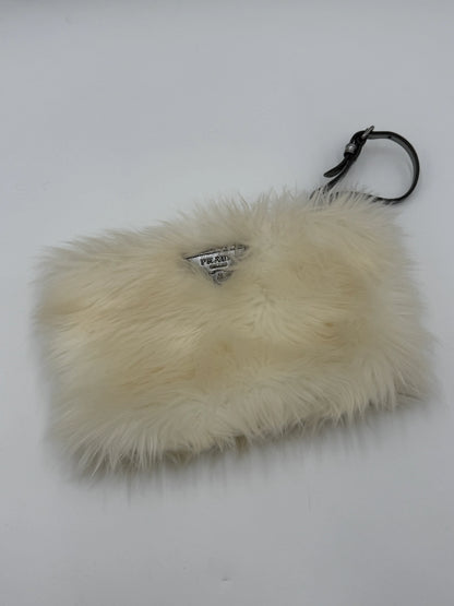 Prada-Clutch-Eco-Pelliccia-Edizione-Speciale-in-Bianco-e-Argento-70265928122692 - Pally Vintage Closet
