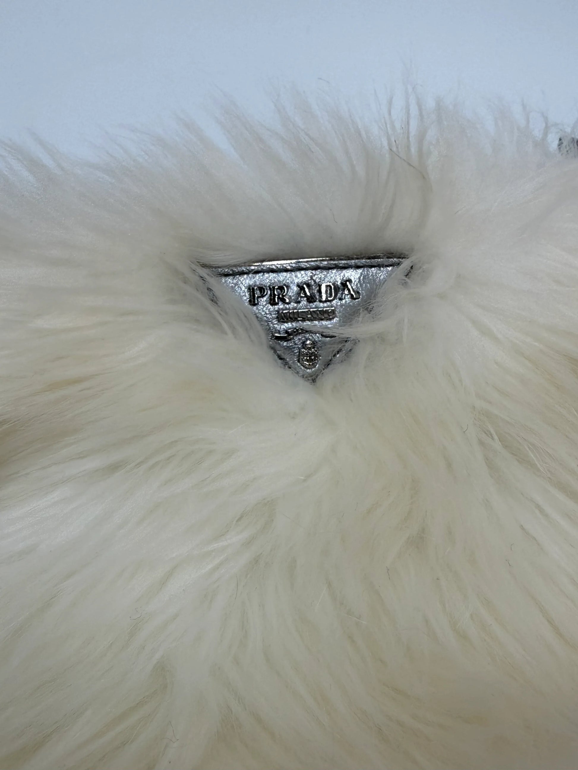 Prada-Clutch-Eco-Pelliccia-Edizione-Speciale-in-Bianco-e-Argento-70265928155460 - Pally Vintage Closet