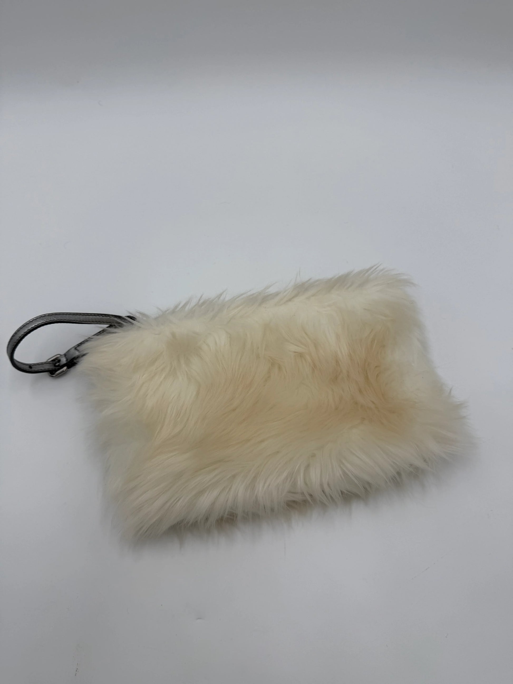 Prada-Clutch-Eco-Pelliccia-Edizione-Speciale-in-Bianco-e-Argento-70265928188228 - Pally Vintage Closet