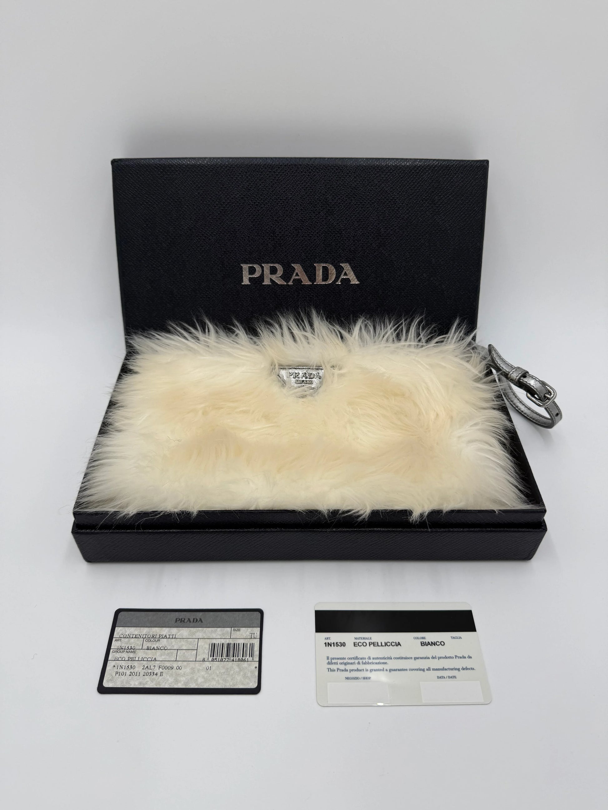 Prada-Clutch-Eco-Pelliccia-Edizione-Speciale-in-Bianco-e-Argento-70265928220996 - Pally Vintage Closet