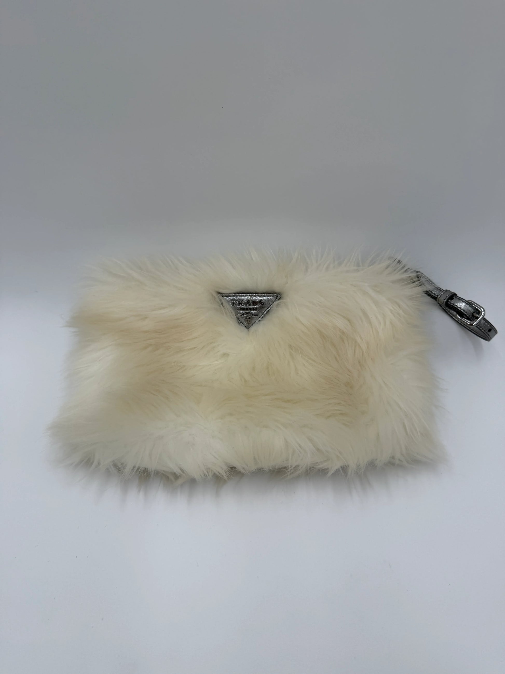 Prada-Clutch-Eco-Pelliccia-Edizione-Speciale-in-Bianco-e-Argento-70265928286532 - Pally Vintage Closet