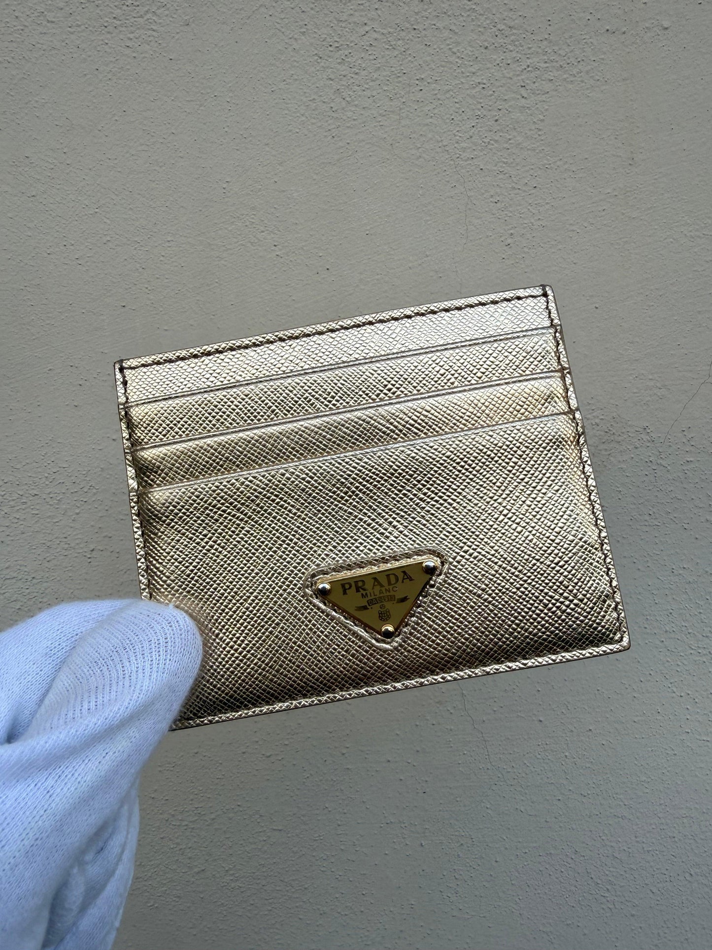 Prada-Portacarte-in-Pelle-Saffiano-Metallica-Oro-70568223113540 - Pally Vintage Closet