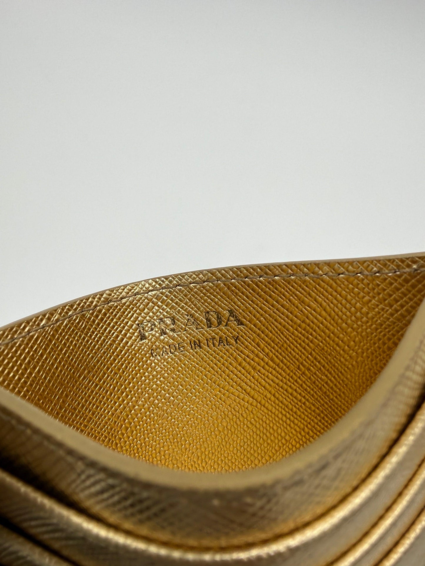 Prada-Portacarte-in-Pelle-Saffiano-Metallica-Oro-70568223179076 - Pally Vintage Closet