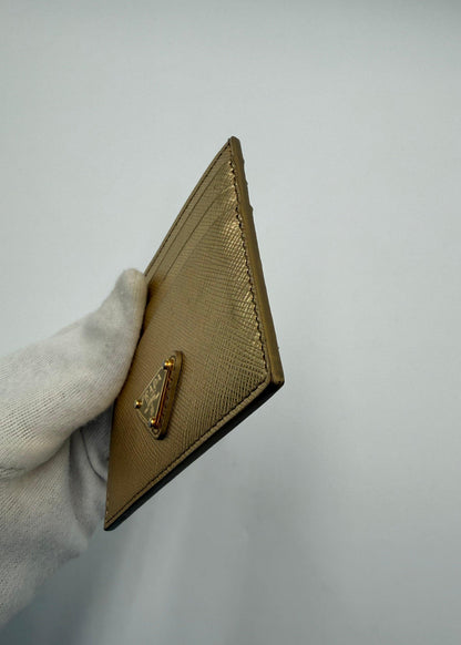 Prada-Portacarte-in-Pelle-Saffiano-Metallica-Oro-70568223277380 - Pally Vintage Closet