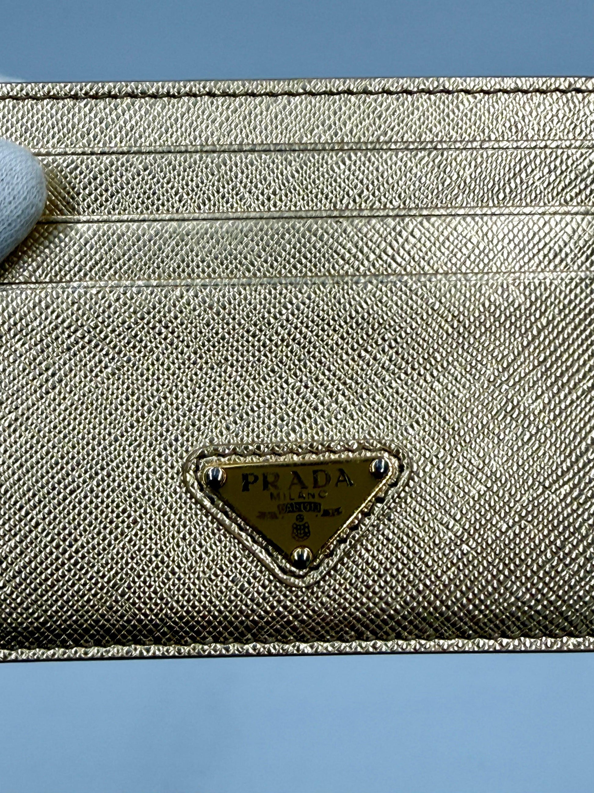 Prada-Portacarte-in-Pelle-Saffiano-Metallica-Oro-70568223375684 - Pally Vintage Closet