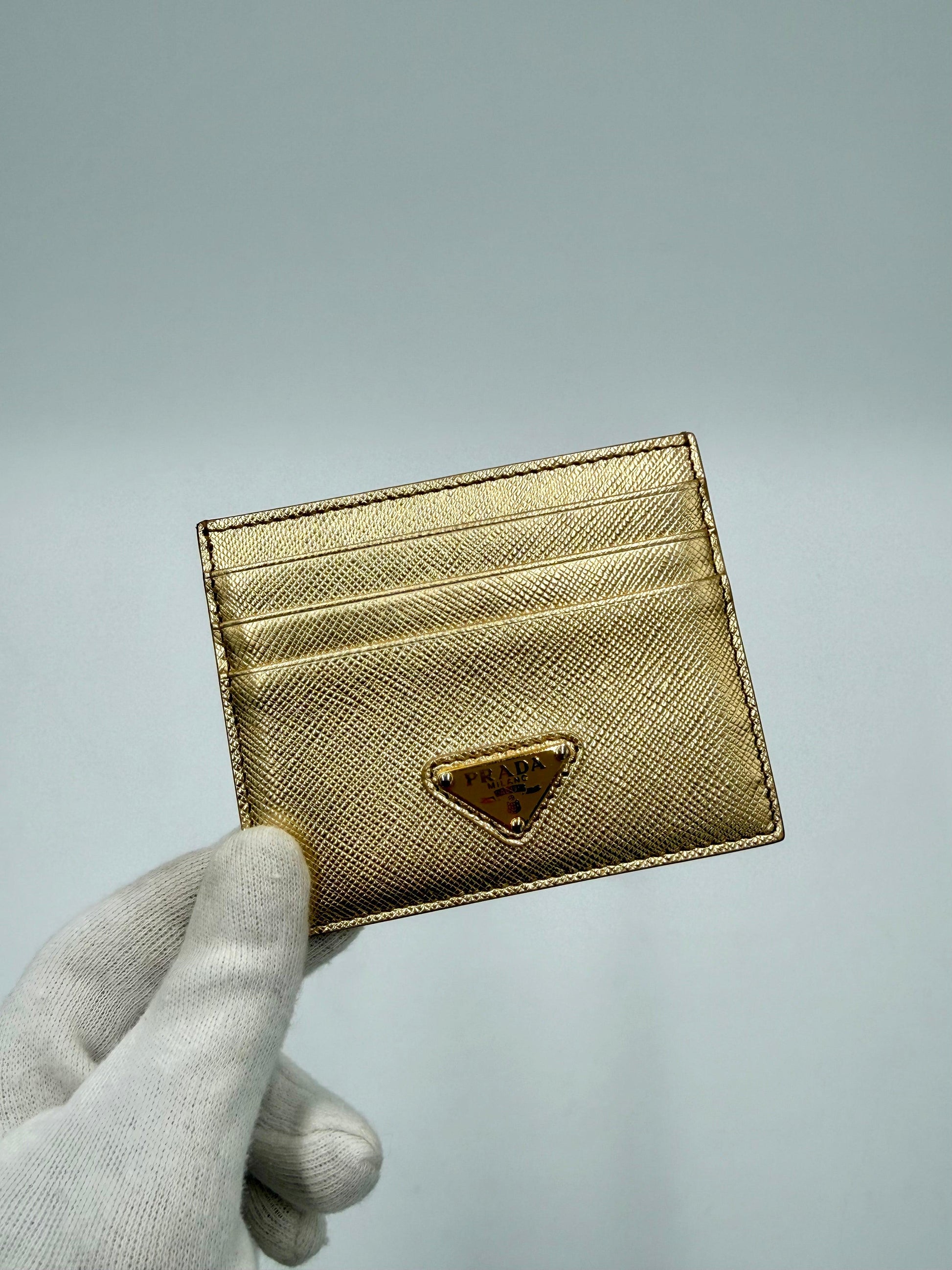 Prada-Portacarte-in-Pelle-Saffiano-Metallica-Oro-70568223408452 - Pally Vintage Closet