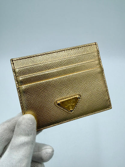 Prada-Portacarte-in-Pelle-Saffiano-Metallica-Oro-70568223441220 - Pally Vintage Closet