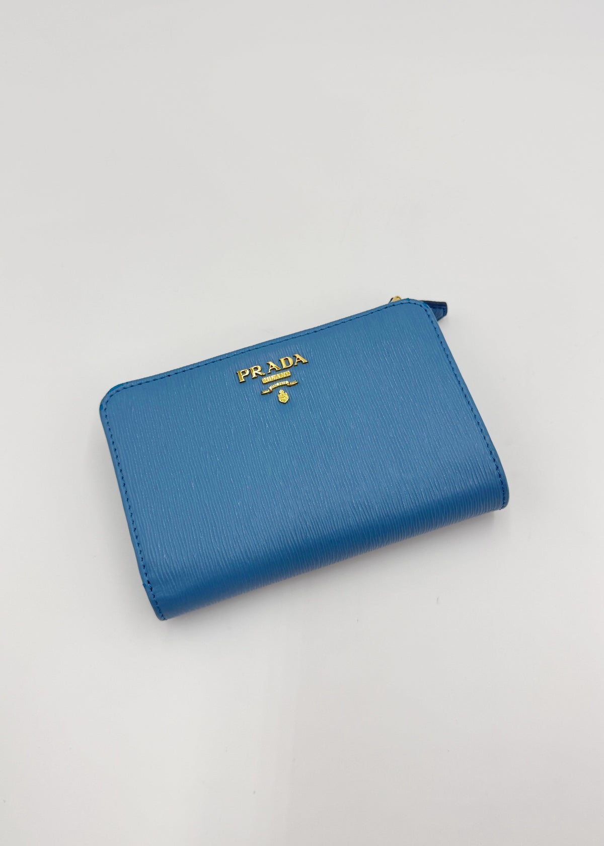 Prada Portafoglio Compatto in Pelle Saffiano con Zip Celeste - Pally Vintage Closet
