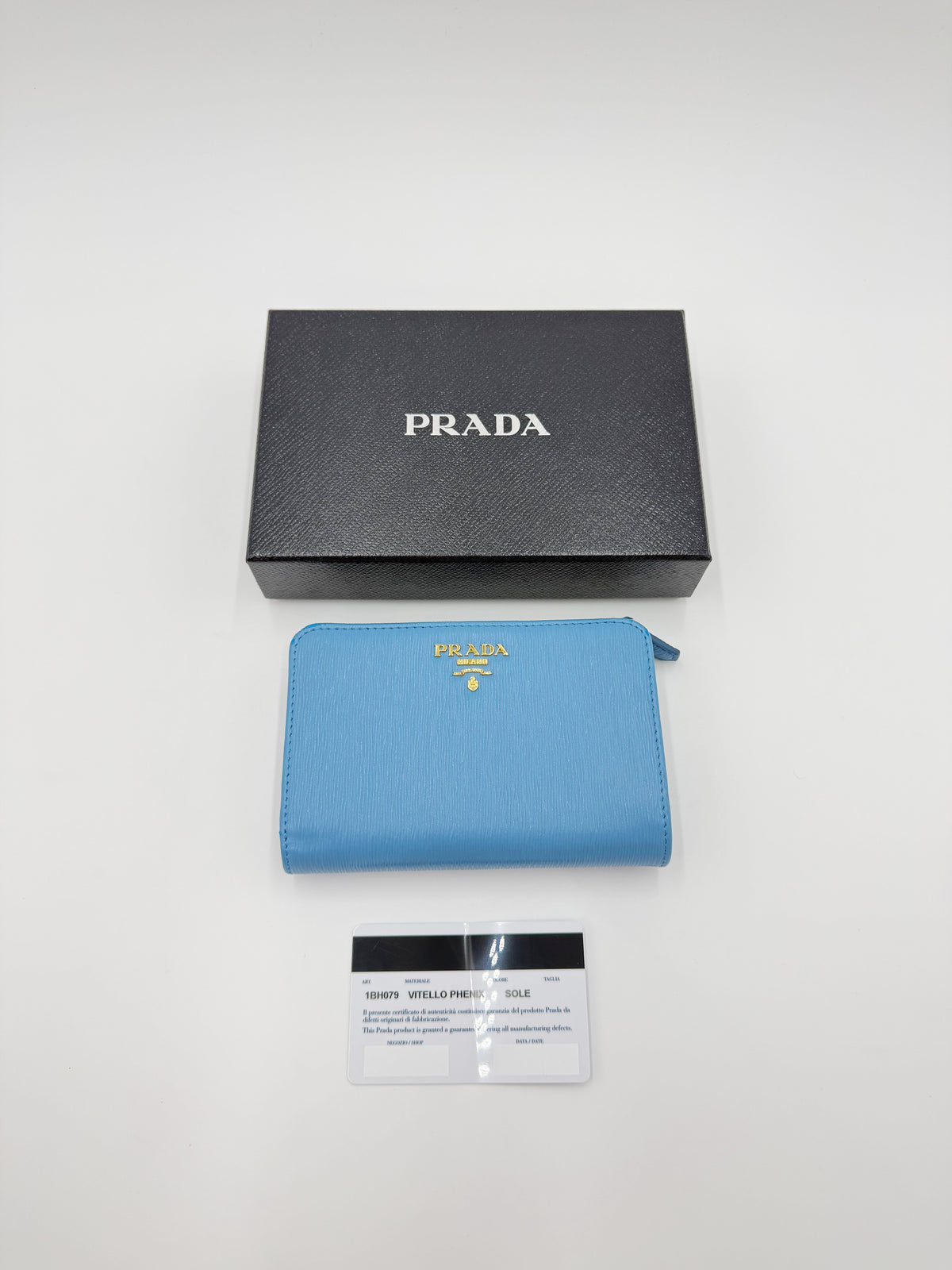 Prada Portafoglio Compatto in Pelle Saffiano con Zip Celeste - Pally Vintage Closet