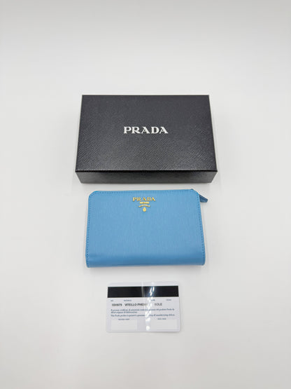 Prada Portafoglio Compatto in Pelle Saffiano con Zip Celeste - Pally Vintage Closet