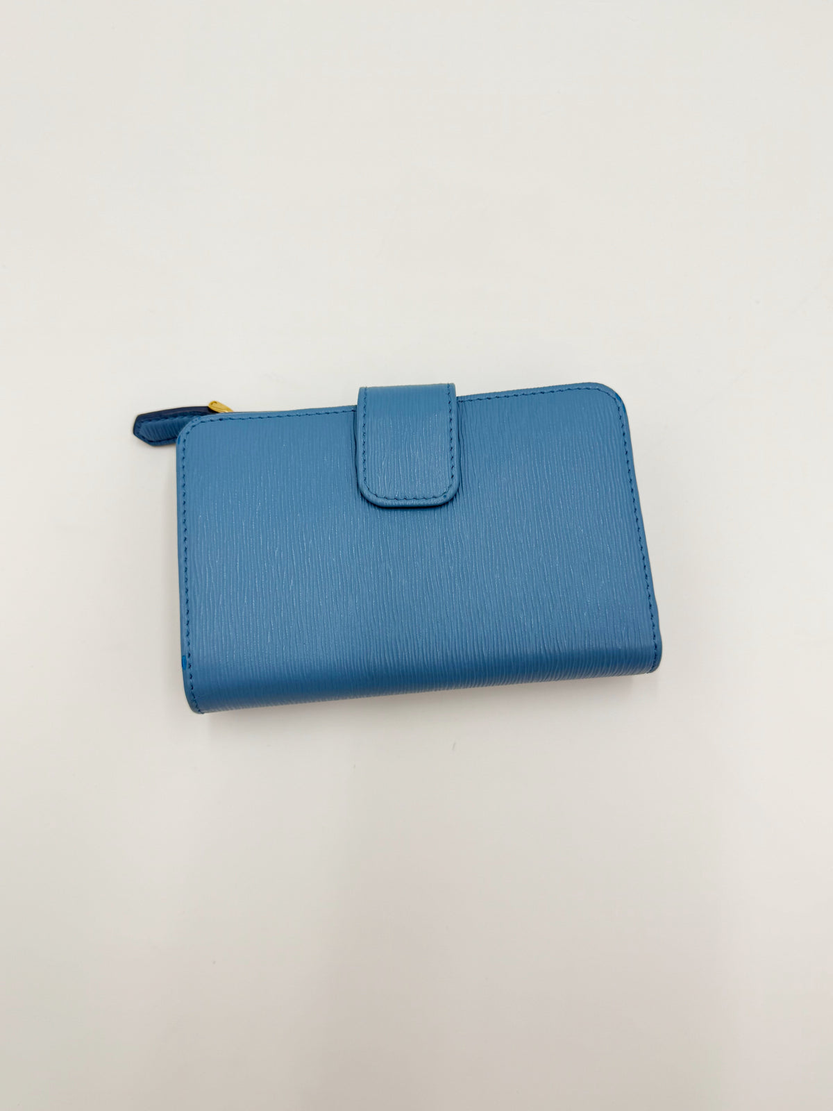 Prada Portafoglio Compatto in Pelle Saffiano con Zip Celeste - Pally Vintage Closet