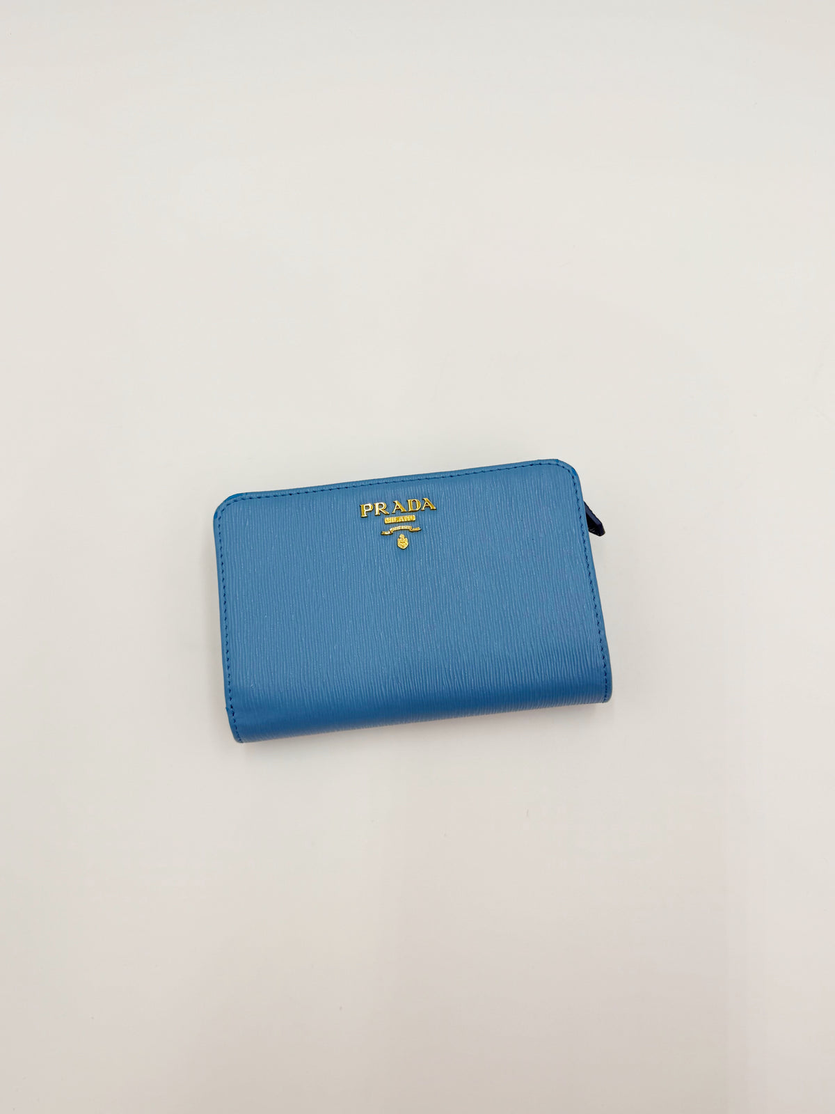Prada Portafoglio Compatto in Pelle Saffiano con Zip Celeste - Pally Vintage Closet