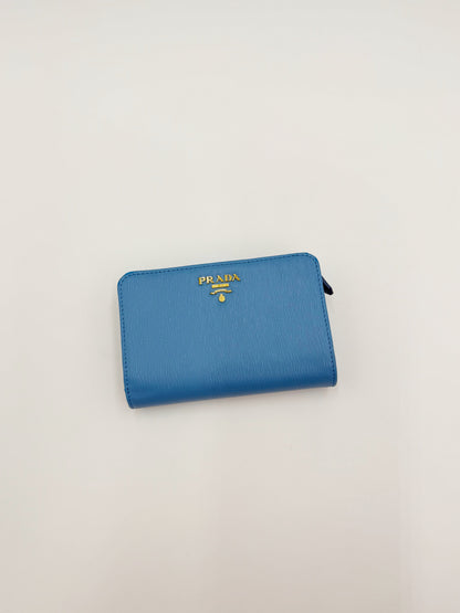 Prada Portafoglio Compatto in Pelle Saffiano con Zip Celeste - Pally Vintage Closet