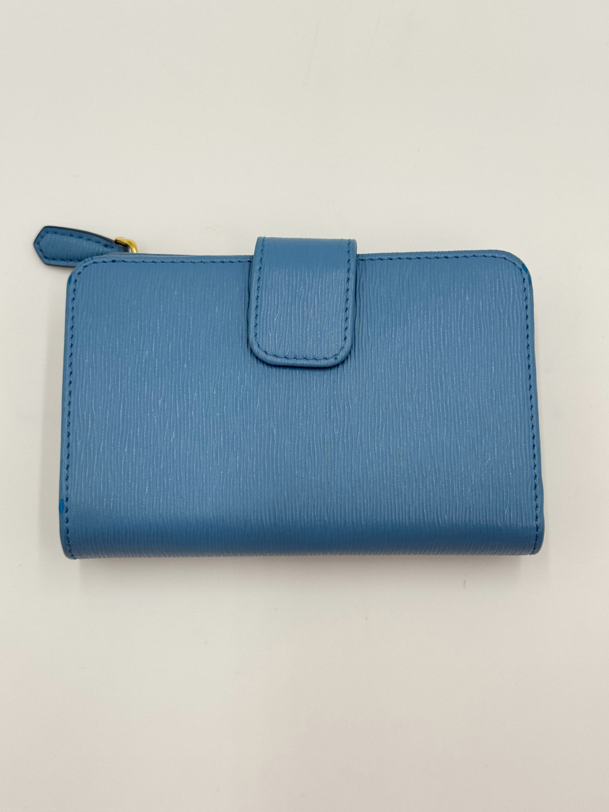 Prada Portafoglio Compatto in Pelle Saffiano con Zip Celeste - Pally Vintage Closet