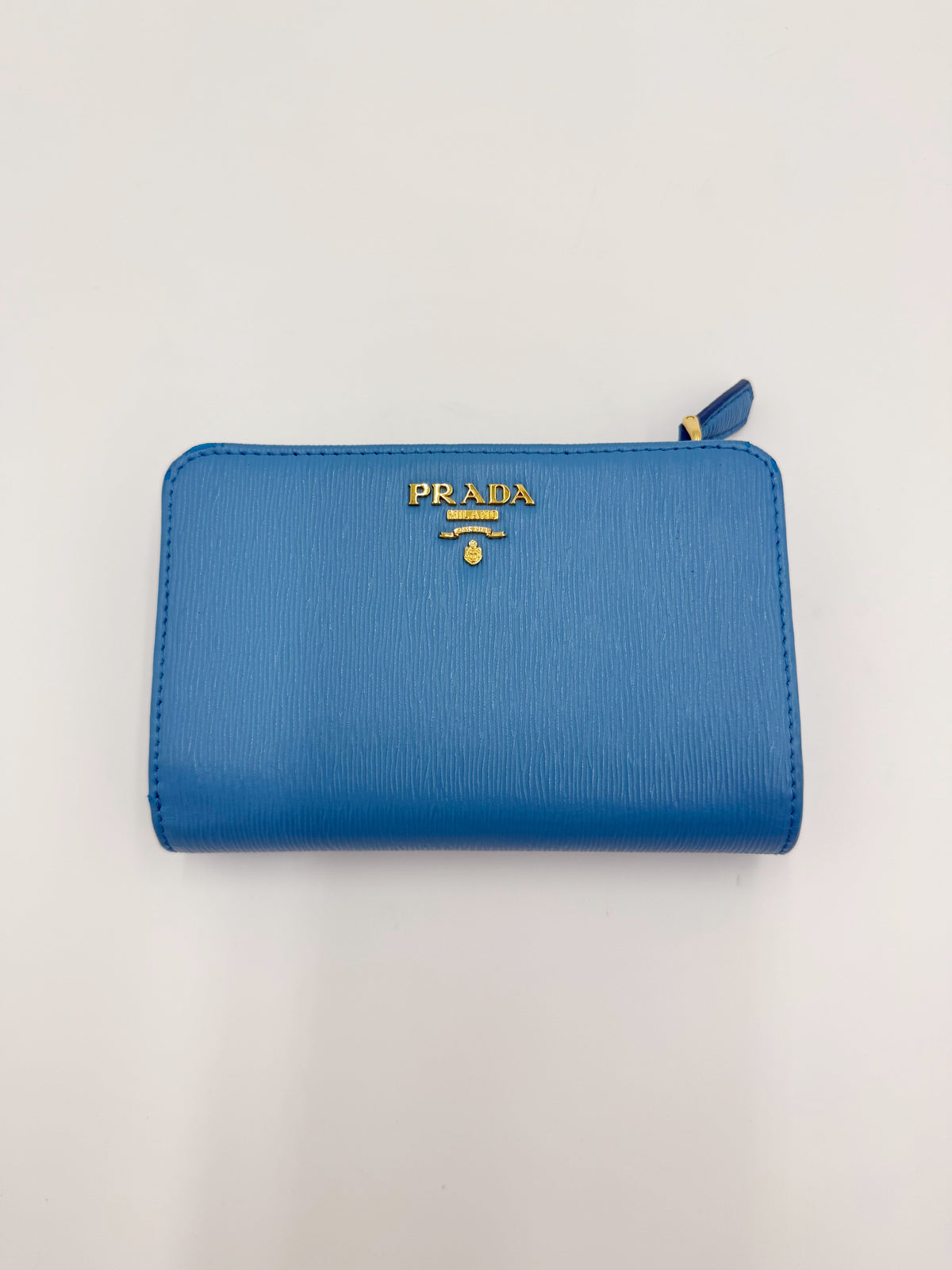 Prada Portafoglio Compatto in Pelle Saffiano con Zip Celeste - Pally Vintage Closet