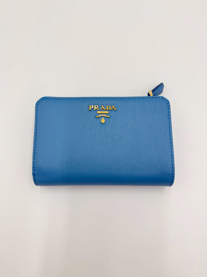Prada Portafoglio Compatto in Pelle Saffiano con Zip Celeste - Pally Vintage Closet