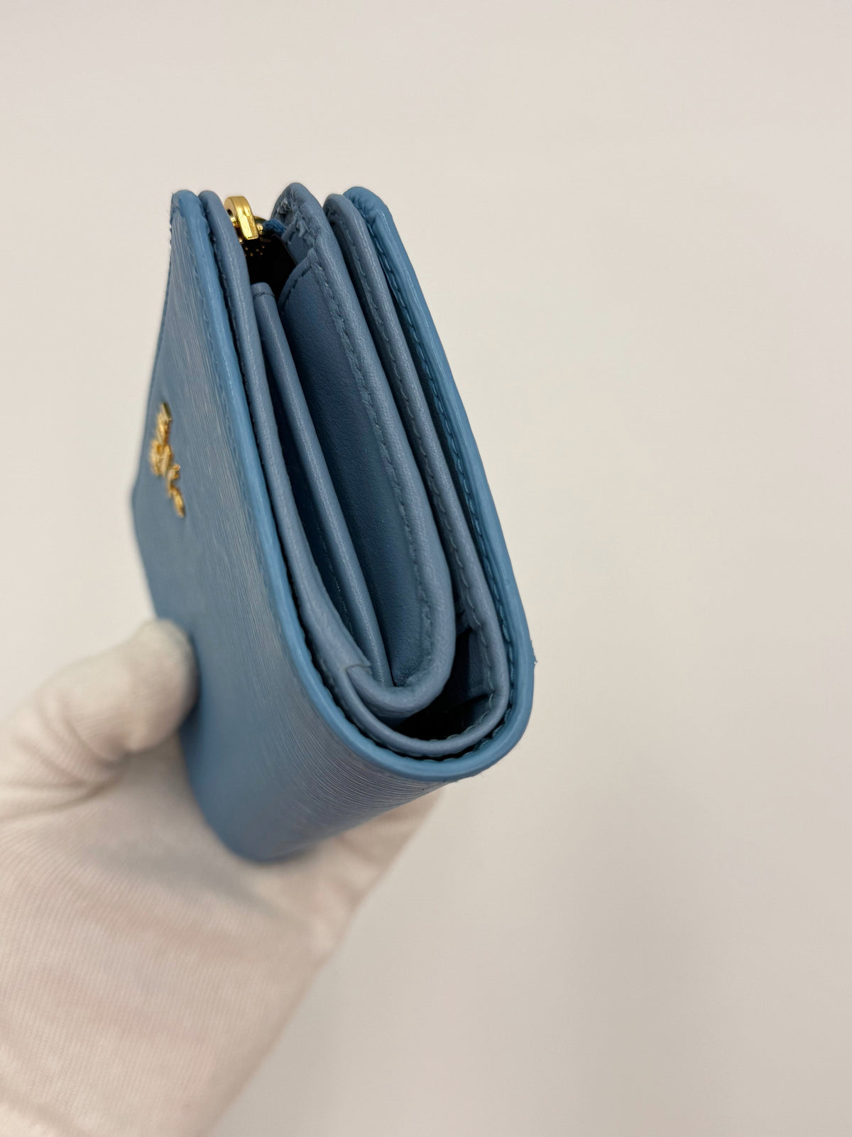 Prada Portafoglio Compatto in Pelle Saffiano con Zip Celeste - Pally Vintage Closet