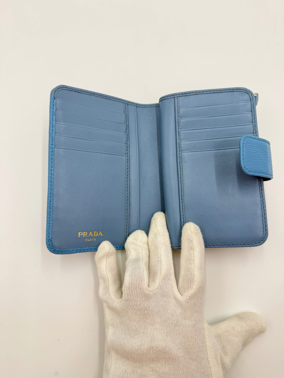 Prada Portafoglio Compatto in Pelle Saffiano con Zip Celeste - Pally Vintage Closet