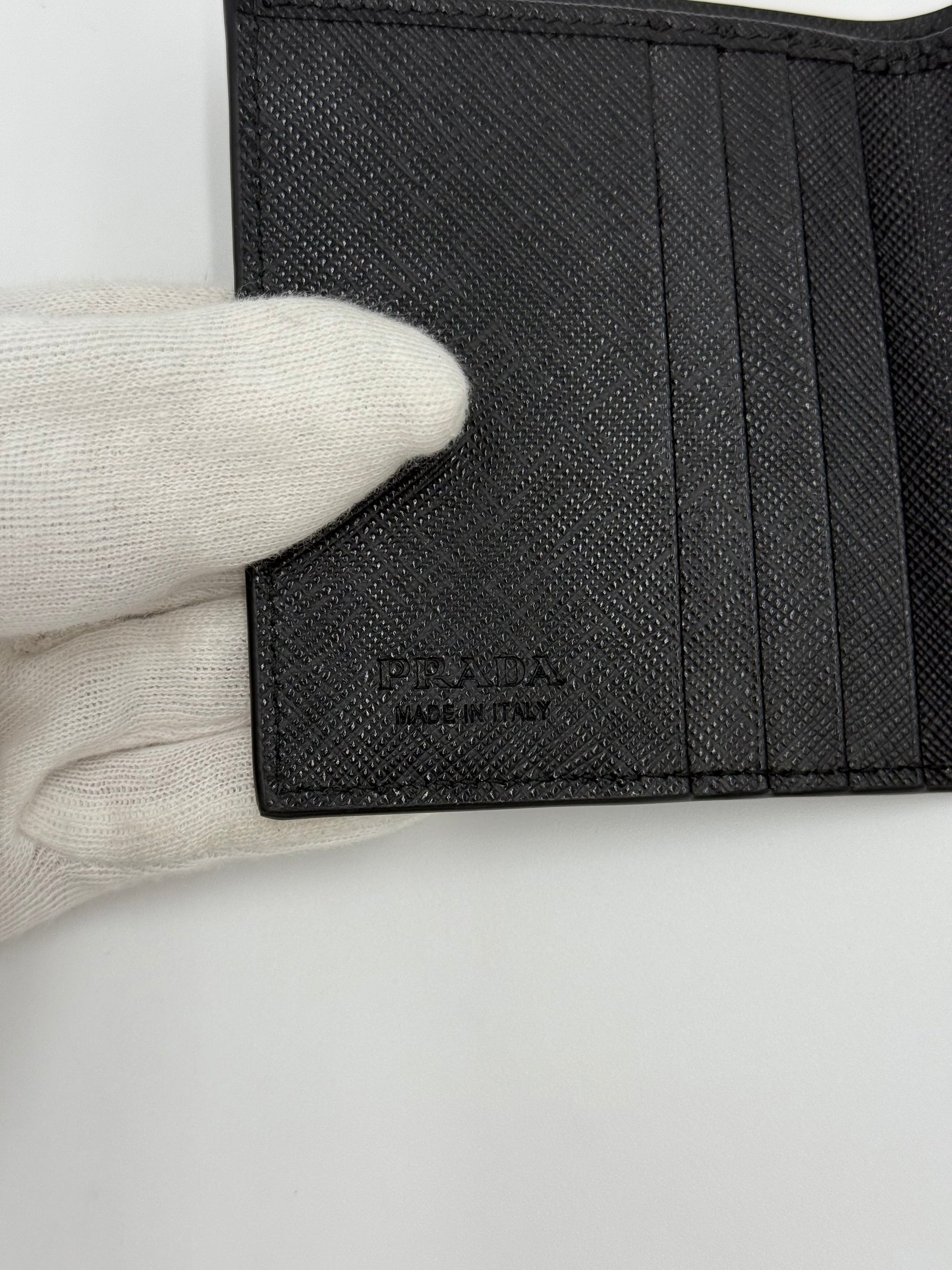 Prada Portafoglio in Saffiano Nero - Pally Vintage Closet