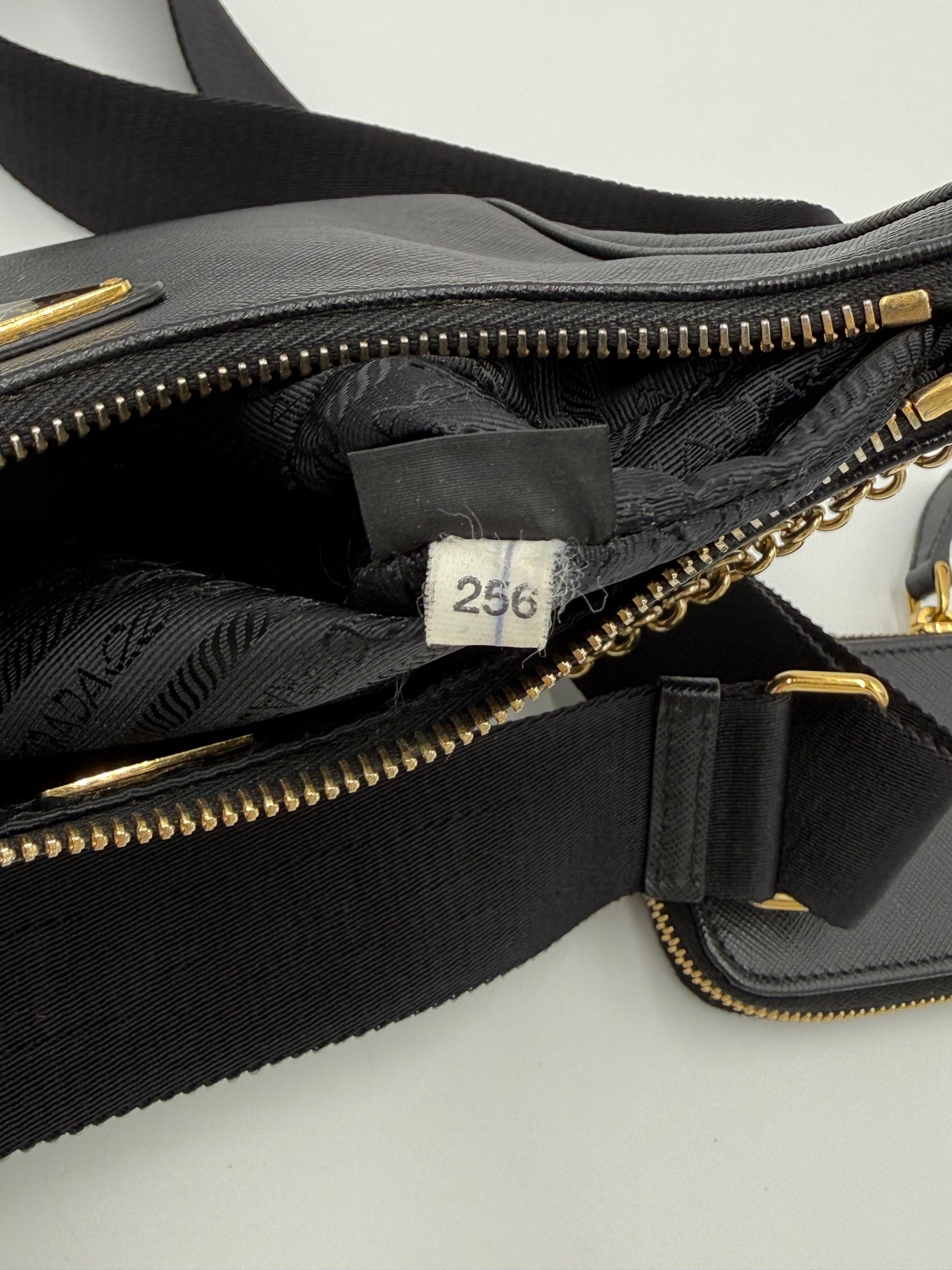 Prada Re-Edition 2005 Borsa a Tracolla in Pelle Saffiano Nera - Pally Vintage Closet