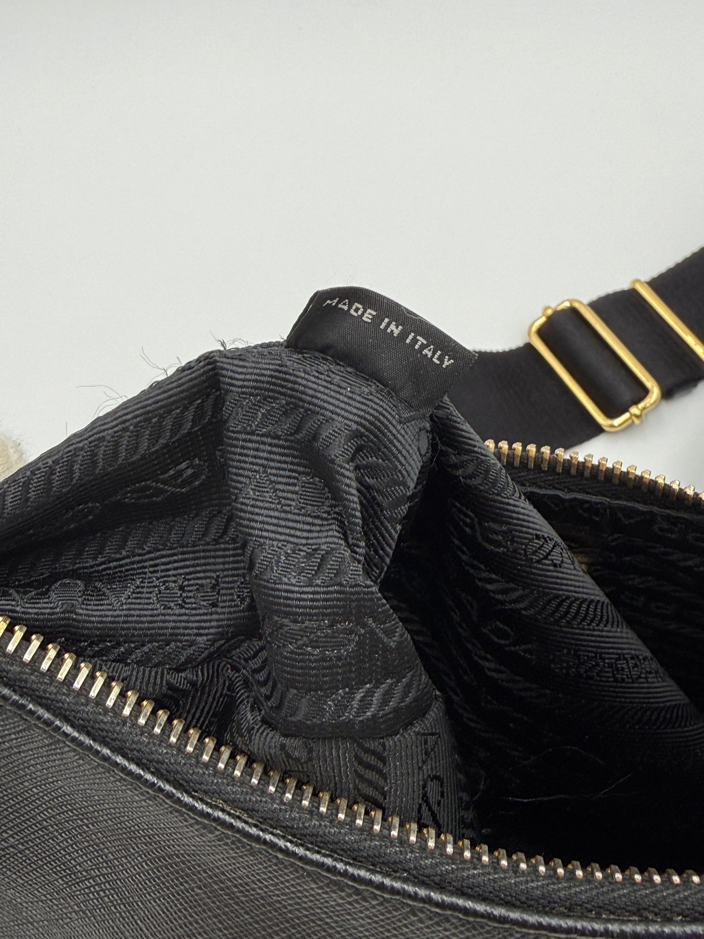 Prada Re-Edition 2005 Borsa a Tracolla in Pelle Saffiano Nera - Pally Vintage Closet