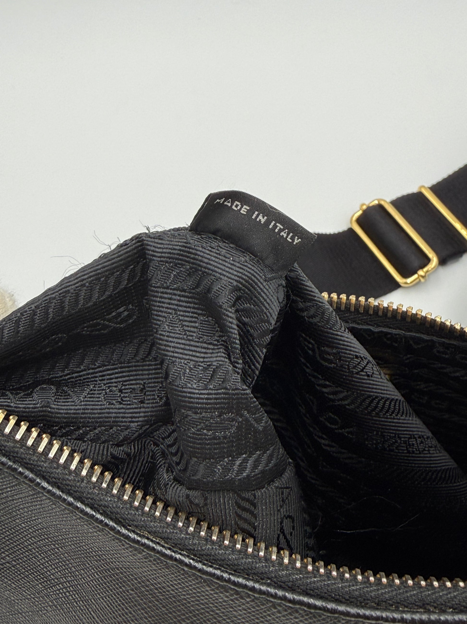 Prada Re-Edition 2005 Borsa a Tracolla in Pelle Saffiano Nera - Pally Vintage Closet