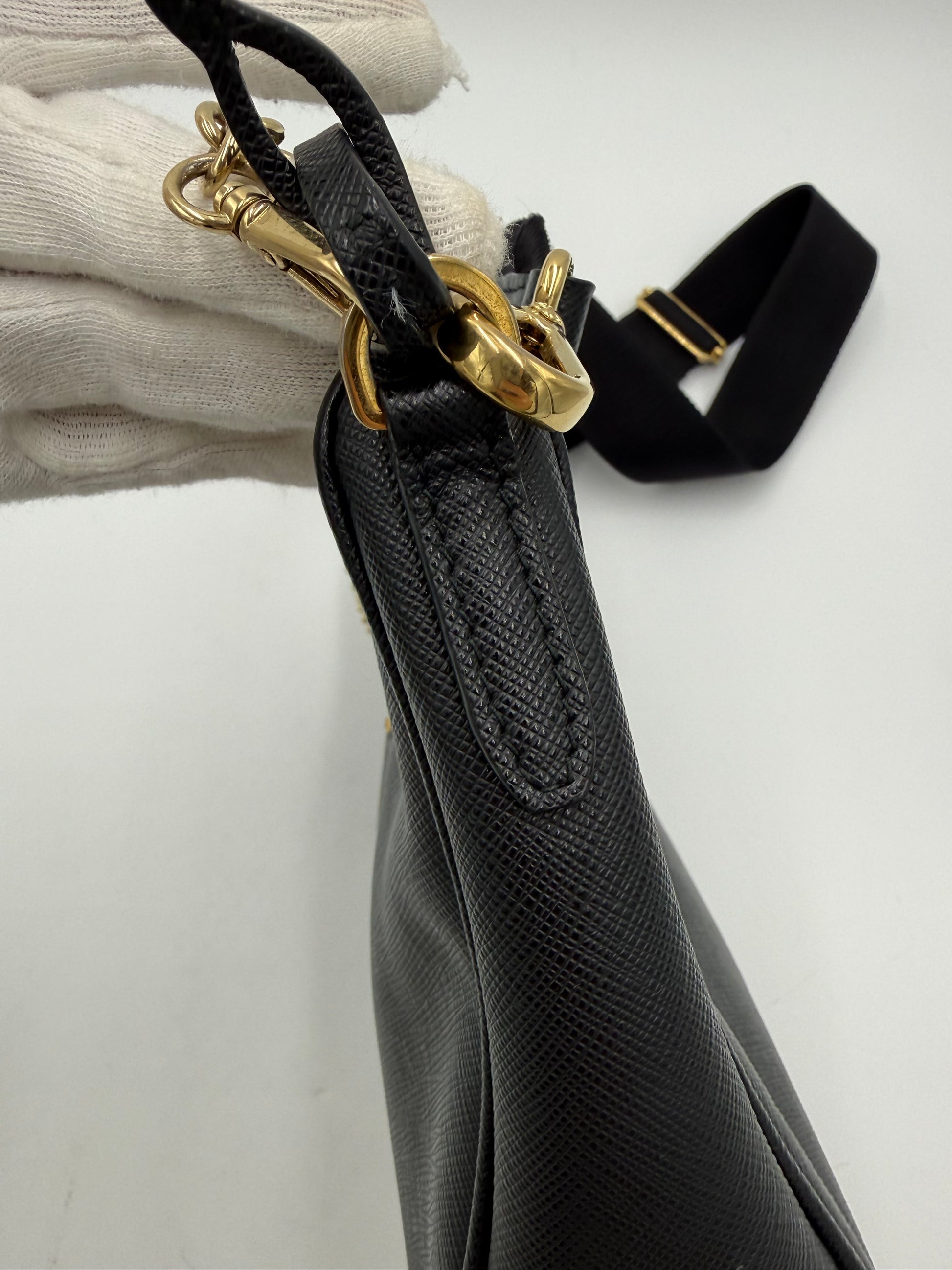 Prada Re-Edition 2005 Borsa a Tracolla in Pelle Saffiano Nera - Pally Vintage Closet