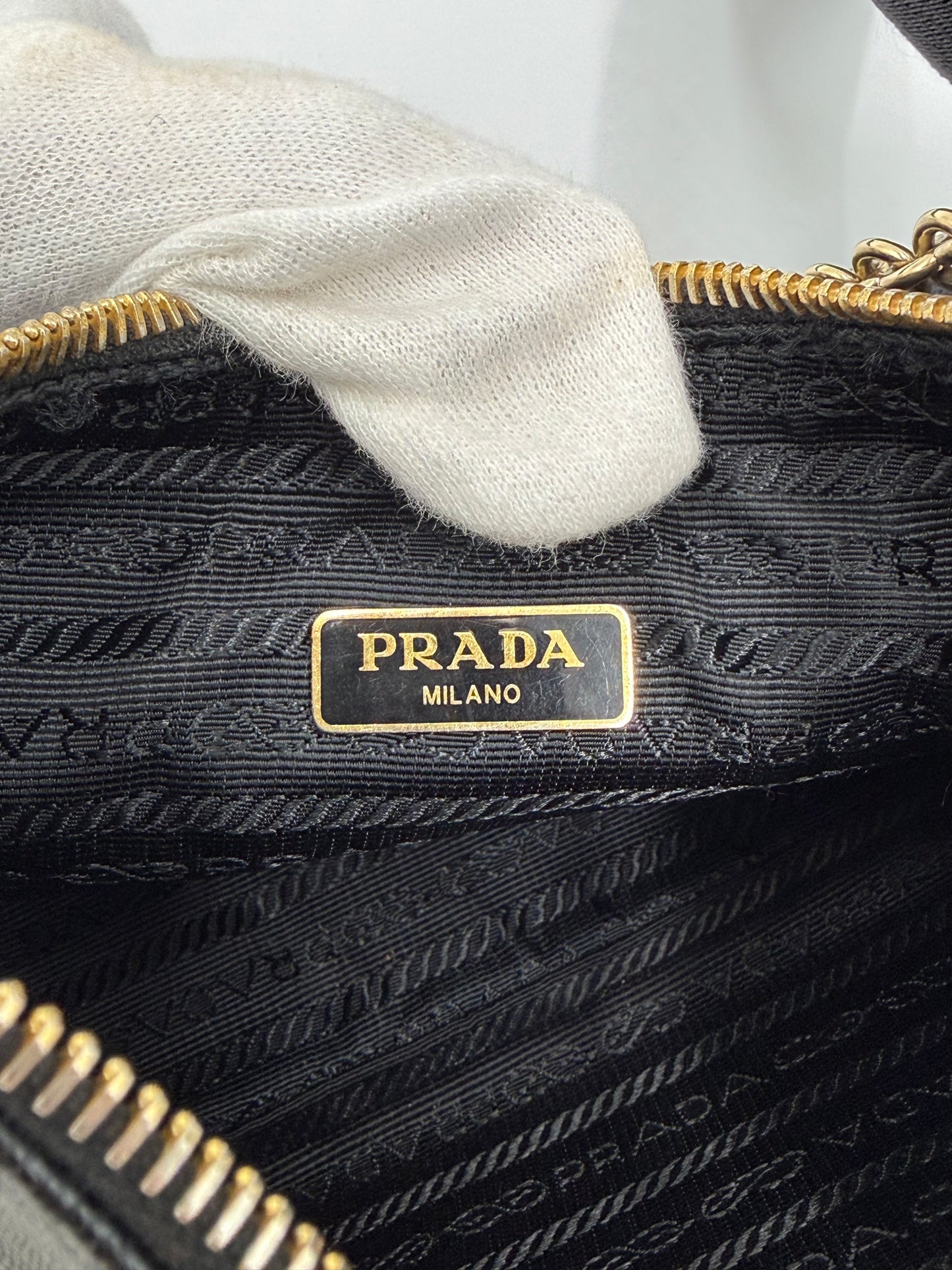 Prada Re-Edition 2005 Borsa a Tracolla in Pelle Saffiano Nera - Pally Vintage Closet