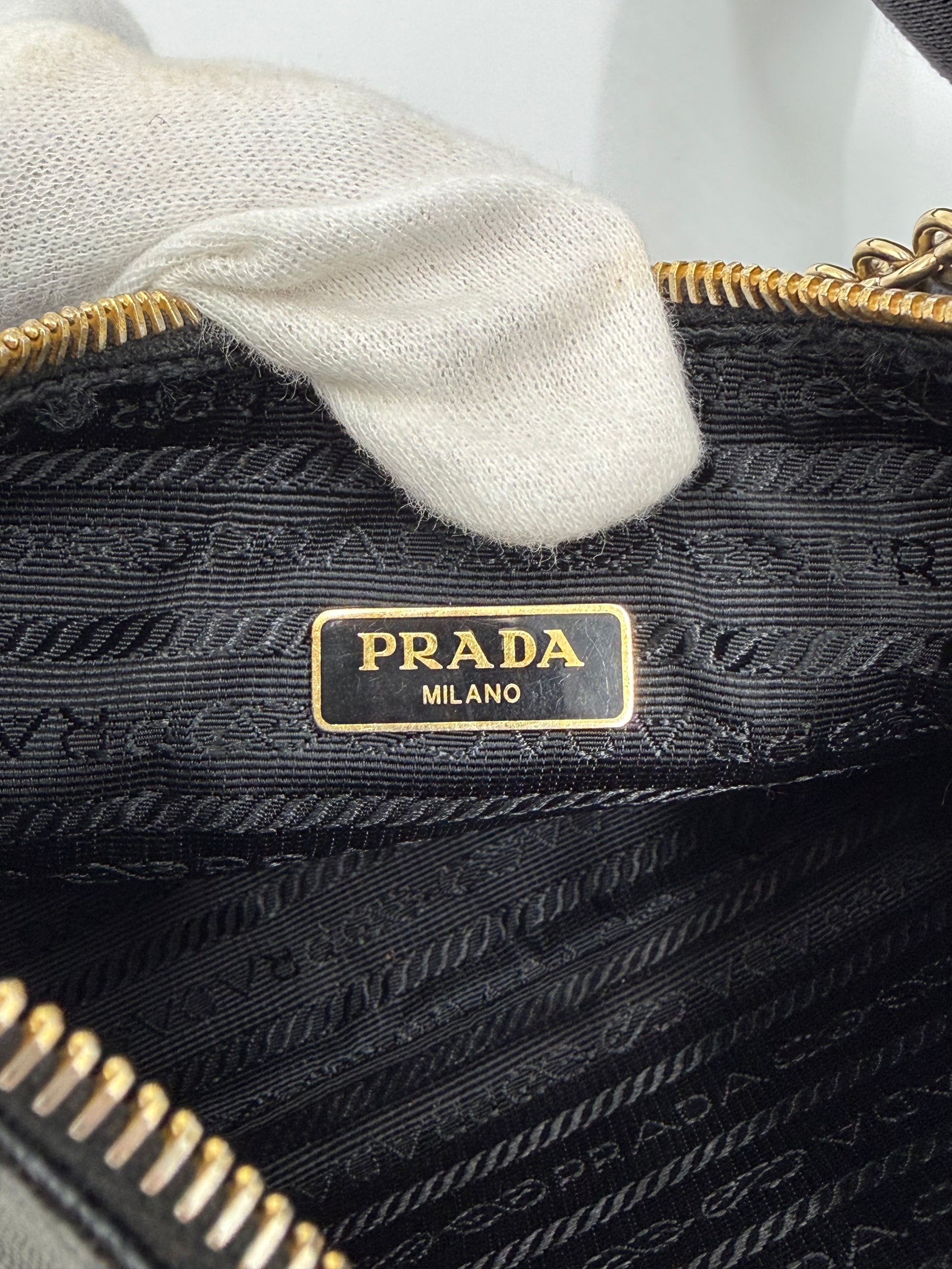Prada Re-Edition 2005 Borsa a Tracolla in Pelle Saffiano Nera - Pally Vintage Closet
