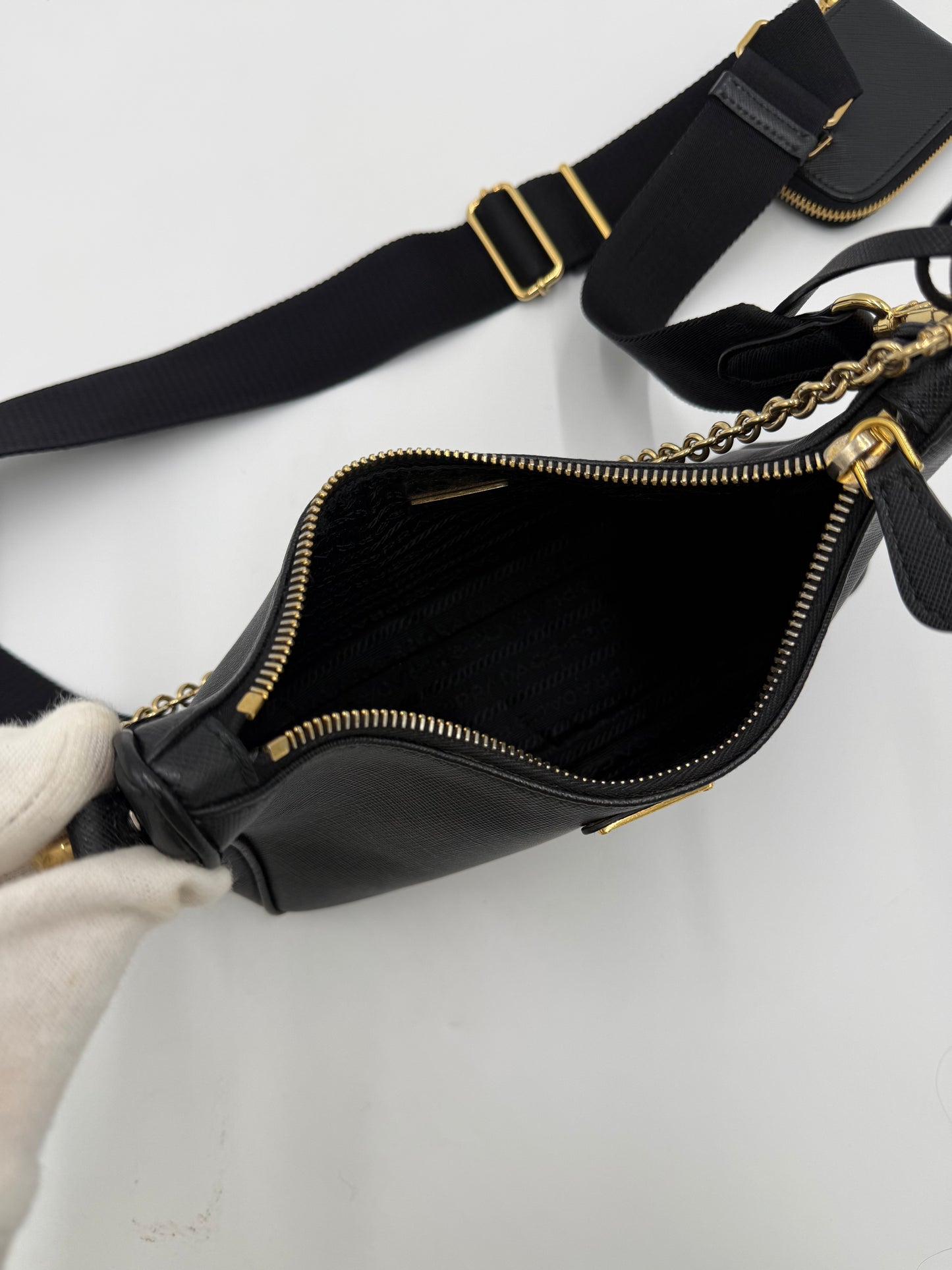 Prada Re-Edition 2005 Borsa a Tracolla in Pelle Saffiano Nera - Pally Vintage Closet