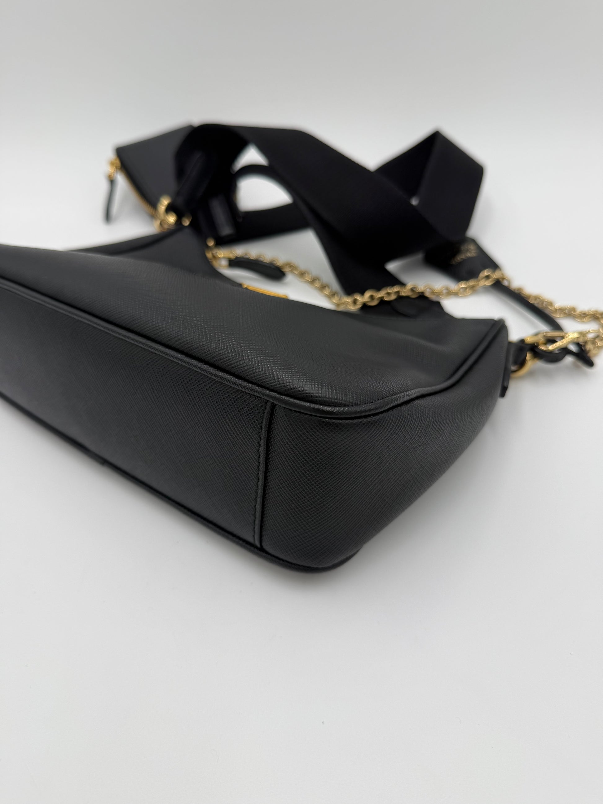 Prada Re-Edition 2005 Borsa a Tracolla in Pelle Saffiano Nera - Pally Vintage Closet